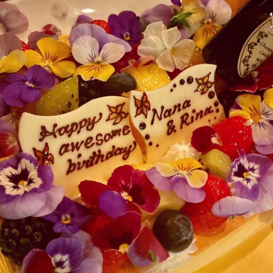 内山理名さんのインスタグラム写真 - (内山理名Instagram)「𝘛𝘩𝘢𝘯𝘬 𝘺𝘰𝘶 𝘧𝘰𝘳 𝘢 𝘯𝘪𝘤𝘦 𝘱𝘢𝘳𝘵𝘺 𝘸𝘪𝘵𝘩 𝘮𝘺 𝘣𝘦𝘴𝘵 𝘧𝘳𝘪𝘦𝘯𝘥𝘴.. ・ 今年も 生年月日一緒のナナとのバースデーを親友達がお祝いしてくれた🥂 ありがとう♡ そしてナナおめでとう♥️ 豊かな年にしようね。 ・ #happybirthday #bestfriends」11月10日 18時06分 - rinauchiyama_official