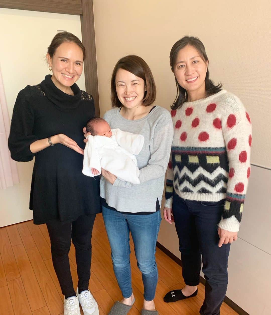 瀬間友里加のインスタグラム：「Happy babyboy👶💕 えみこさん&ベビスケ君に会いに行ってきました💕まだ産まれたてのベビスケ君ちっちゃい！！とっても可愛かったぁ☺️ともかさんとも初めて色々お話しできて楽しかったです😊おめでとうございます㊗️🎉👶#babyboy #happybabyboy @tomoka_takeuchi @kiyosawaemiko」