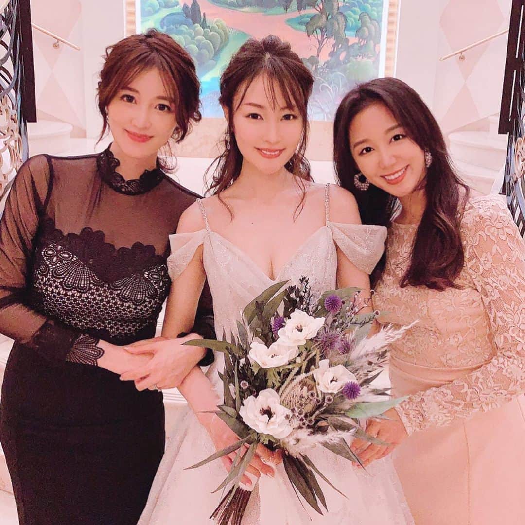 澤山璃奈さんのインスタグラム写真 - (澤山璃奈Instagram)「#happywedding 💍 @misakinito 💖👰 みさきの結婚式へ💐 仲良しハカマイ　@m.hakase と👭❤️ みさきとはレギュラーで出演していたラジオ #ごちゃまぜ　で出逢って、 3人で韓国旅行したり、 みさきがタイで活動してる間に会いに行ったり…✈️♡ 出逢った頃からずっとずっと綺麗なみさき✨ この日は一段と綺麗でキラキラ輝いていました💓🥰 Mickey達も来てくれてすごく可愛く楽しい結婚式でした💒 これからもずっと仲良くしてね💋 改めて結婚おめでとう🎈🎉 #仁藤みさき #葉加瀬マイ　#東京ディズニーランド #アンバサダーホテル　#結婚式」11月10日 18時20分 - rinasawayama