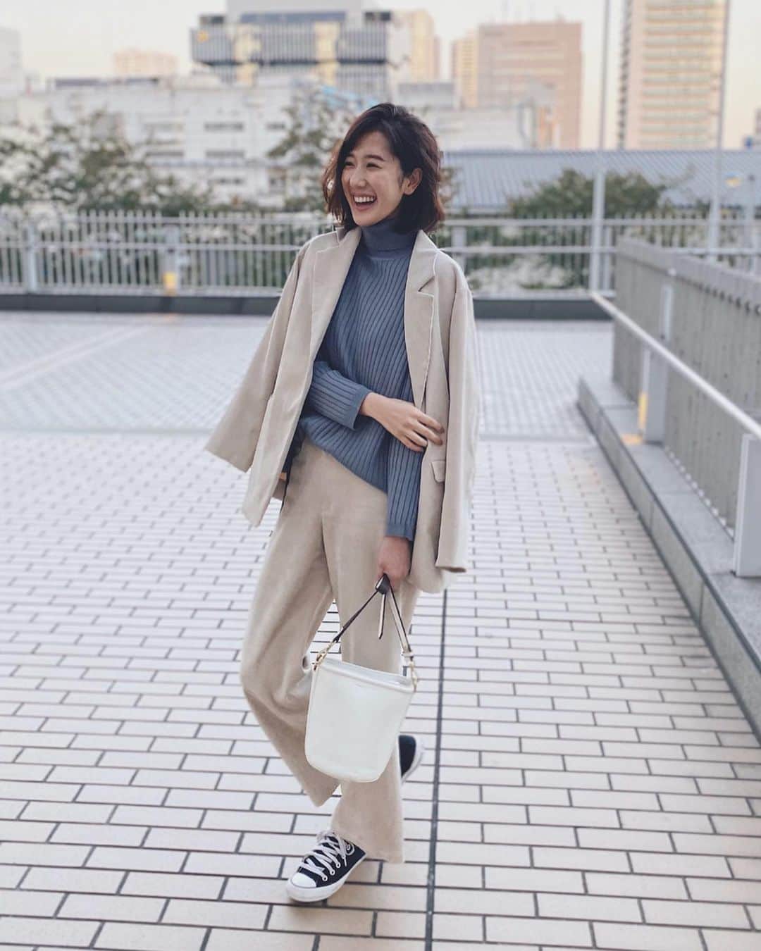 蒼木まやさんのインスタグラム写真 - (蒼木まやInstagram)「・ @amerivintage のセットアップ🖤 オフホワイトで何にでも合わせやすいのでお気に入り☺︎ ・ @gu_global のニットは絶妙なくすみブルーが可愛すぎて即買いしました💙 ・ Setup #amerivintage  Knit #gu Shoes #converse」11月10日 18時13分 - maya_aoki_
