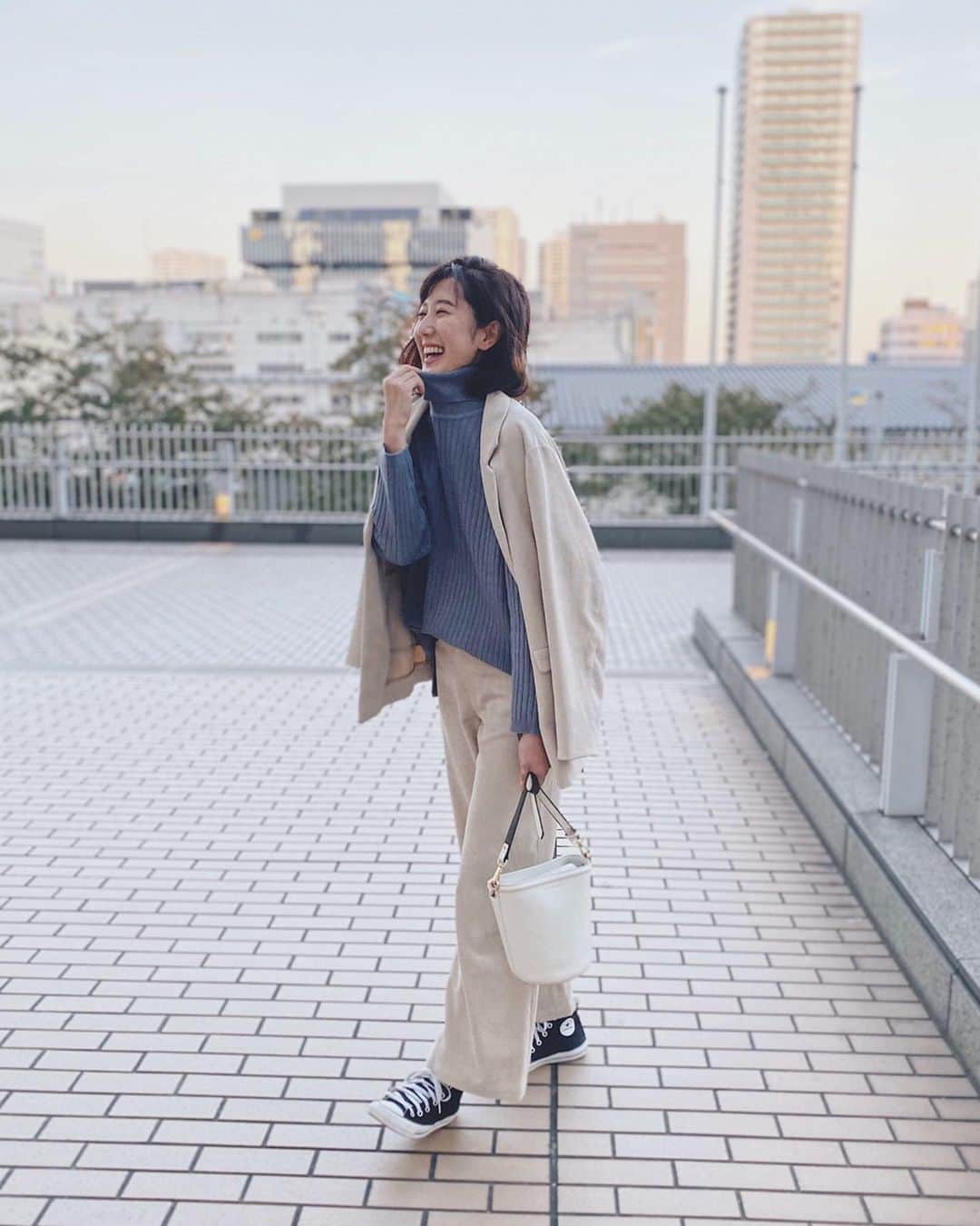 蒼木まやさんのインスタグラム写真 - (蒼木まやInstagram)「・ @amerivintage のセットアップ🖤 オフホワイトで何にでも合わせやすいのでお気に入り☺︎ ・ @gu_global のニットは絶妙なくすみブルーが可愛すぎて即買いしました💙 ・ Setup #amerivintage  Knit #gu Shoes #converse」11月10日 18時13分 - maya_aoki_