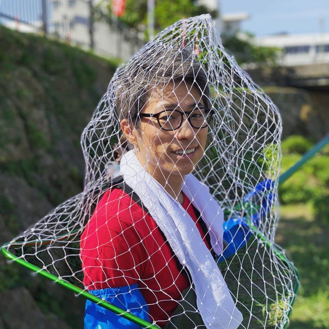 田村淳のインスタグラム：「池の水ぜんぶ抜く大作戦in沖縄  沖縄はまだ半袖で大丈夫🙆‍♂️ 夜は肌寒い  #池の水」