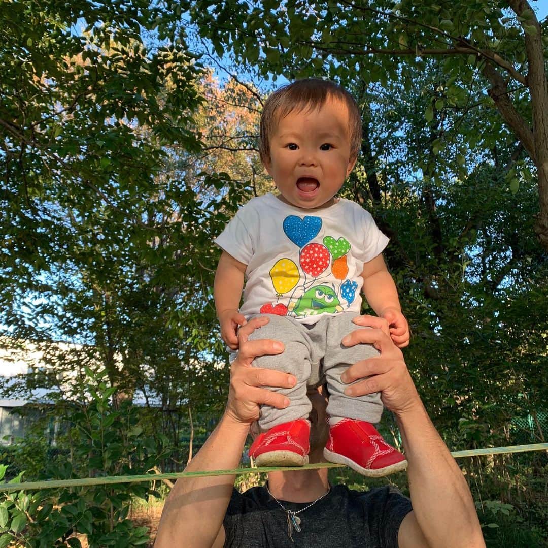 福田恭巳のインスタグラム：「My daughter wants to slackline too!  最近マットに近寄ってって 順番待ちします😂 ママとパパと一緒に スラックラインしてくれるかなぁ  @gibbonslacklines  #スラックライン #slackline #slacklife #ママアスリート #生後12ヶ月 #1歳 #9月生まれ #女の子 #赤ちゃんのいる生活 #体幹 #体幹トレーニング #バランス」