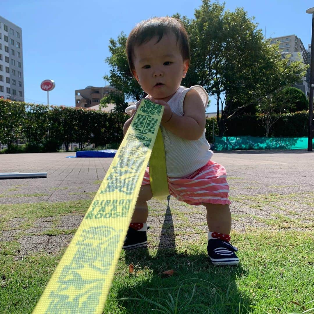 福田恭巳さんのインスタグラム写真 - (福田恭巳Instagram)「My daughter wants to slackline too!  最近マットに近寄ってって 順番待ちします😂 ママとパパと一緒に スラックラインしてくれるかなぁ  @gibbonslacklines  #スラックライン #slackline #slacklife #ママアスリート #生後12ヶ月 #1歳 #9月生まれ #女の子 #赤ちゃんのいる生活 #体幹 #体幹トレーニング #バランス」11月10日 18時25分 - yukimi_slackline