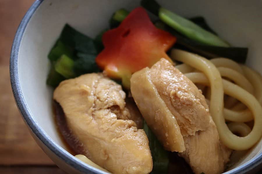 まいちくさんのインスタグラム写真 - (まいちくInstagram)「2019.11.10🌞 ． ． 今日のお昼ごはんは鶏のすき焼き🍚 ． ． ． ． アンバサダーをおつとめしている @kotokyoto.ig さんからご提供いただいた#九条ねぎの鶏すき焼き のセットで我が家では珍しく鶏のすき焼きに。 もしかしたら初めてかも？🤔 ． シメはうどんすきにしていただきました🤤♪ ． ． 京都の伝統野菜である九条ねぎは火を通すことでより甘みが増すとのいうことですき焼きには欠かせない存在だそう。 京都流鶏すきは野菜は九条ねぎのみということでたっぷり投入。 郷に習って堪能させていただきましたー！ 鶏肉はももとむねの2種類。 甘辛く香りのいいすき焼きのタレも最高でした。 紅葉🍁モチーフの生麩も美味しすぎてあと10個くらい食べたかったー😂🔨 ． 余らせておいた煮てクタクタの九条ねぎを何に使おうか…✨ 明日の食卓も楽しみです。 ． ． ごちそうさまでした！ ． ． 詳しくは @kotokyoto.ig さんのプロフから、もしくは楽天でも！ もちろんお買い物もできますよ😊 ． ． https://www.rakuten.ne.jp/gold/kujonegiya/ ． ． ． ． #こと九条ねぎ公式アンバサダー #こと九条ねぎ #こと京都　 #鶏すき#鶏すき焼き #foodstagram#instafood #delistagrammer#kurashiru#locari #フーディーテーブル#おうちごはん #igersjp#ellegourmet #ouchigohanlover #マカロニメイト#ご飯でエールを #yummy#yum#foodporn #homecooking #japanesefood#foodlovers#foodie」11月10日 18時38分 - maichiku3