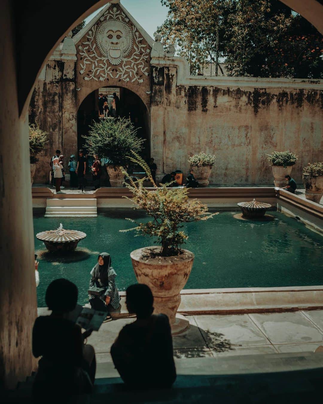 Putri Anindyaのインスタグラム：「Slices of memory from Yogyakarta // when my favorite human visited Indonesia last month, I took him straight away to his fav city. We flew in comfort with @citilink from CGK to JOG. Once we stepped in, the memories from our last visit in September 2016 came back. It was @capra311 ‘s first time in Asia and also the first time I met him. I think it was because of the good time he spent here that made Yogya comes first in his mind when people ask his favorite city in Indonesia. . . Things that I love about Yogya is the kind people there. Everyone is friendly, polite, and stick to their culture and traditions. I think that what makes Yogya special in my heart (plus i’m half Javanese and my mom’s hometown is 1 hour from Yogya lol)  I also met some friends and these two originally from Yogya ; @dianrockmad who took us around Kotagede and snapped some pics of me and JP in slide 4 ✨ also @anggertimur who recommended a very interesting place to shoot the people. . . From Yogyakarta, we flew to Bandung, another favorite city of mine, with a new flight route from @Citilink JOG - BDO with their ATR. Because it is #BetterFlyCitilink :) Once we arrived, Bandung welcomed us with the moody light rain and chill air that I miss so much ❤️」
