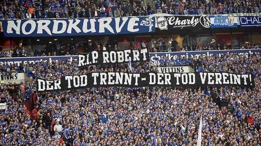 ベネディクト・ヘーヴェデスのインスタグラム：「Am 21.11.09 begann das erste Spiel von H96 nach dem Tod von Robert Enke. Es war bedrückend dabei auf dem Rasen zu stehen. An diesem Tag gab es nur einen Gegner: die Volkskrankheit Depression. Lasst uns gemeinsam die Krankheit bekämpfen, indem wir an Robert erinnern. @enkestiftung #gedENKEminute」