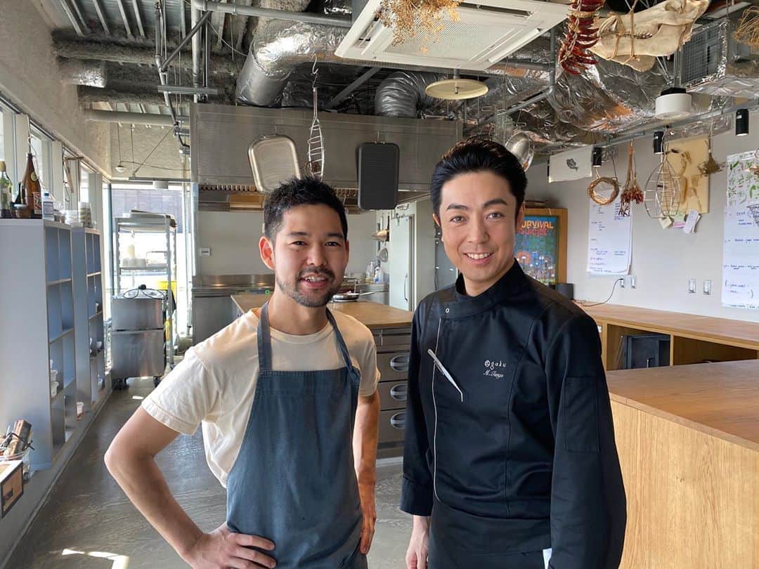 のインスタグラム：「.﻿ ﻿ 出演中のドラマ「グランメゾン東京」で私が演じる丹後学のレストラン『gaku』の料理監修をして下さっている、INUAのスーシェフの石坂秀威さんです。﻿ 料理に対する情熱を身近に感じながら撮影をしております。﻿ 本日21時より第4話です。ぜひご覧ください。﻿ ﻿ #inuajp #グランメゾン東京 #尾上菊之助」