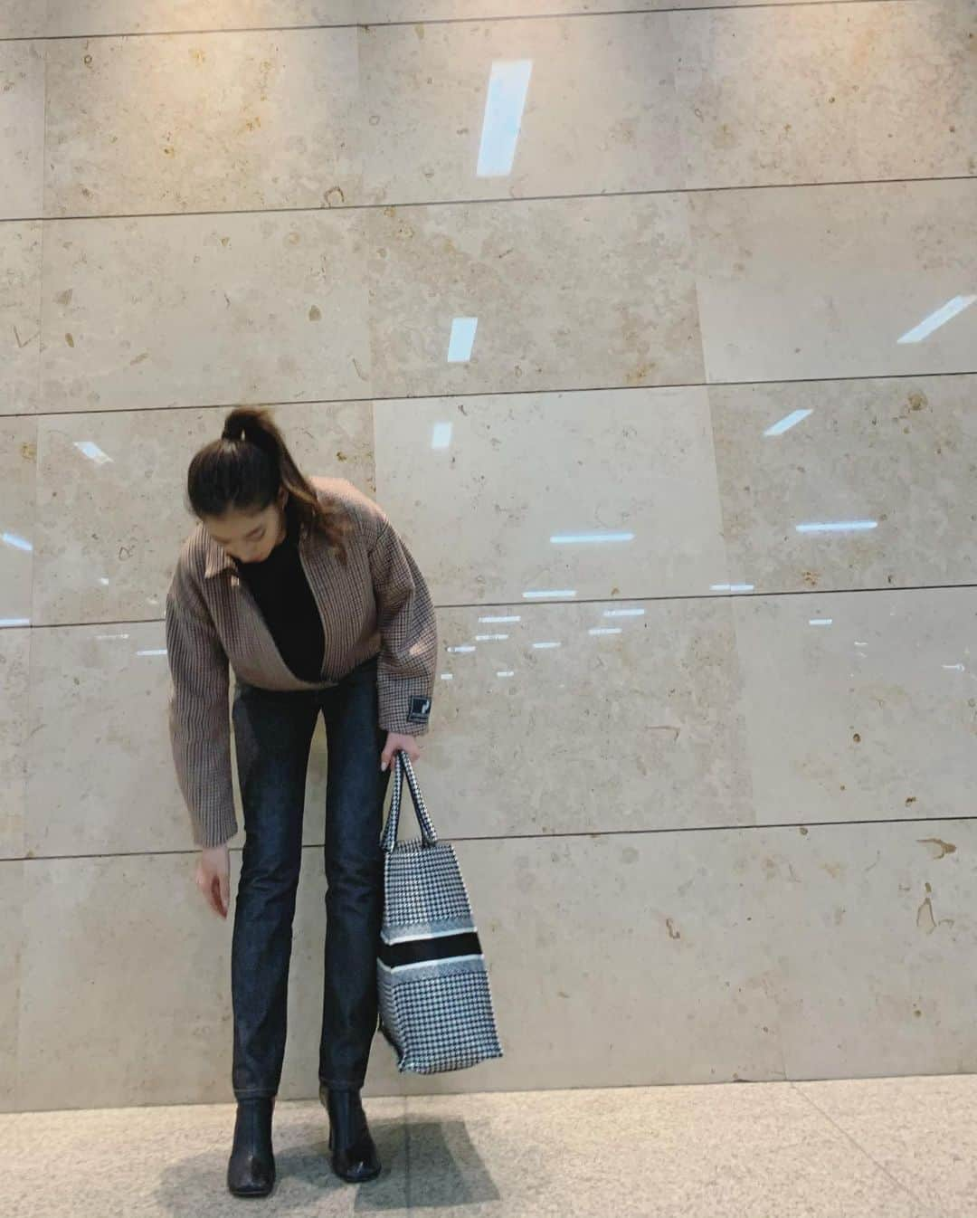 新木優子さんのインスタグラム写真 - (新木優子Instagram)「私服 jacket : @snidel_official  tops : @holiday_pr  bottom : @johnlawrencesullivan_official  shoes : oldceline bag : @dior  久しぶりにヒールを履いたら気分がちょっと大人に♪ 今は秋、、冬？？ #fashion #mystyle」11月10日 18時34分 - yuuuuukko_