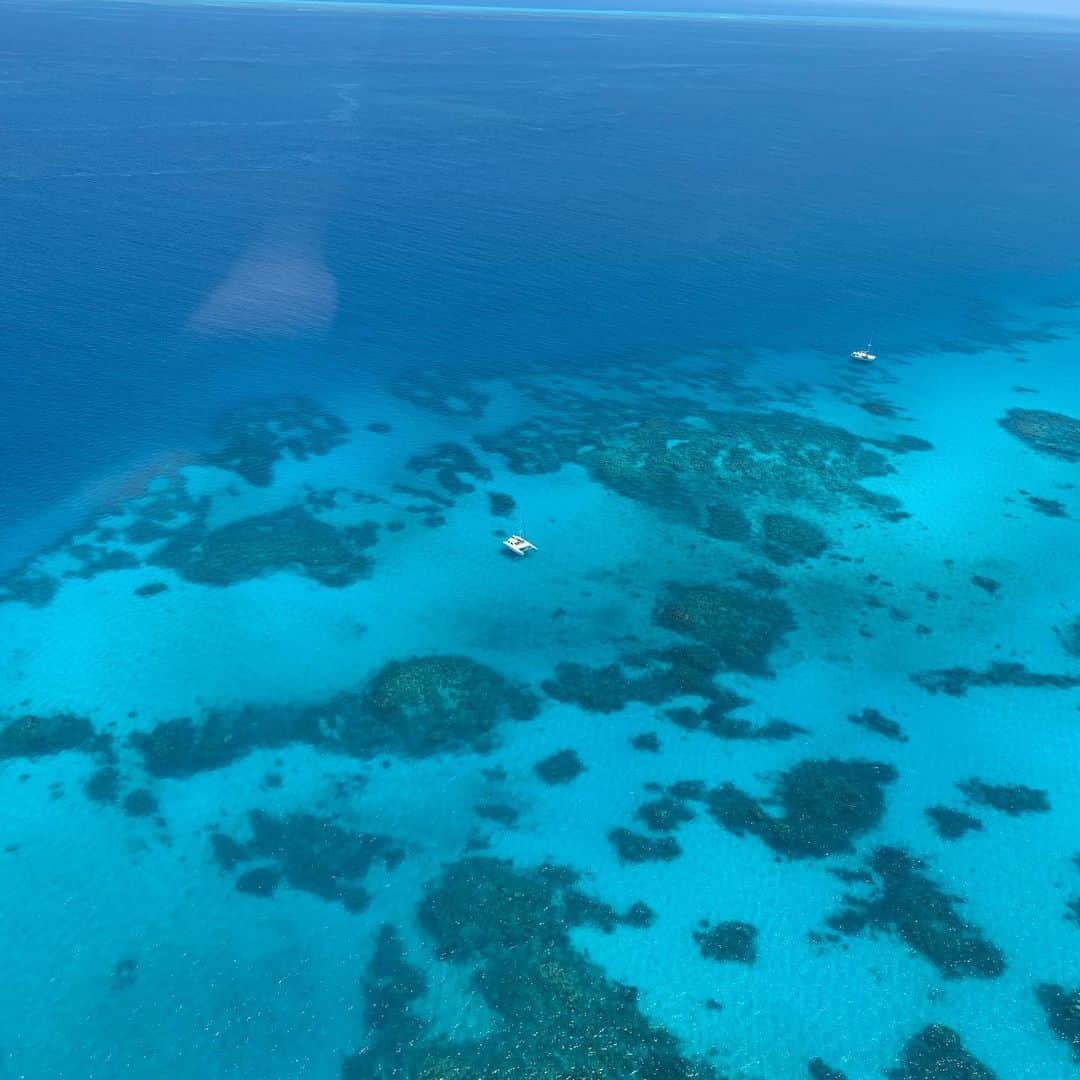 ジュリアン・カンさんのインスタグラム写真 - (ジュリアン・カンInstagram)「헬기 🚁 탑시다 ^^ Ridin’ da choppa~ Aint no better way to experience the Great Barrier Reef, than by helicopter. #gettothechoppa」11月10日 18時39分 - julienkang