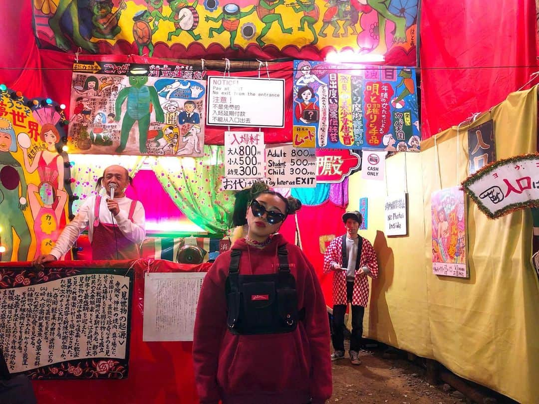 miniのインスタグラム：「酉の市🏮🏮🏮 見世物小屋👅🐸💜💜 江戸時代後期には、300軒あまりの見世物小屋が日本全国にあったと言われていたんだけど、今では見世物小屋は一軒だけ🦎 この感じが大好きで毎回行ってみちゃう🙈 花園神社の酉の市では毎回出てるから怖いもの見たさで行ってみて💜 #酉の市 #見世物小屋 #花園神社 #minilbreak」