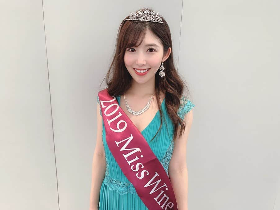 千代田唯さんのインスタグラム写真 - (千代田唯Instagram)「2019ミスワイン  日本大会 なんと、、、グランプリになることが出来ました！！ たくさんお祝いの言葉をありがとうございます✨ 今までの人生、一番になることが無かったのでとても嬉しいです。 ・ ファイナリストの皆は それぞれ強みがあり素敵な方ばかりだったので 誰がなってもおかしくない、、、、 それでも ・ 絶対グランプリになる！！ そう心に決めて望みました。 ・ ワインが好きな気持ちは誰にも負けない 綺麗ごと無しで、私が本当に思っていることを伝えよう そう決めてステージへ。 ・ ここまで成長できたのは、 ご指導くださった先生方 今日までこの大会に関わって下さった関係者の皆様 そして、ファイナリストの仲間達 皆様のおかげです。 ・ 大好きなワインの魅力を たくさんの方に伝えるミスワインになります！！🍷✨ #ミスワイン #日本大会 #グランプリ #ありがとうございました」11月10日 18時45分 - chiyodayui0920