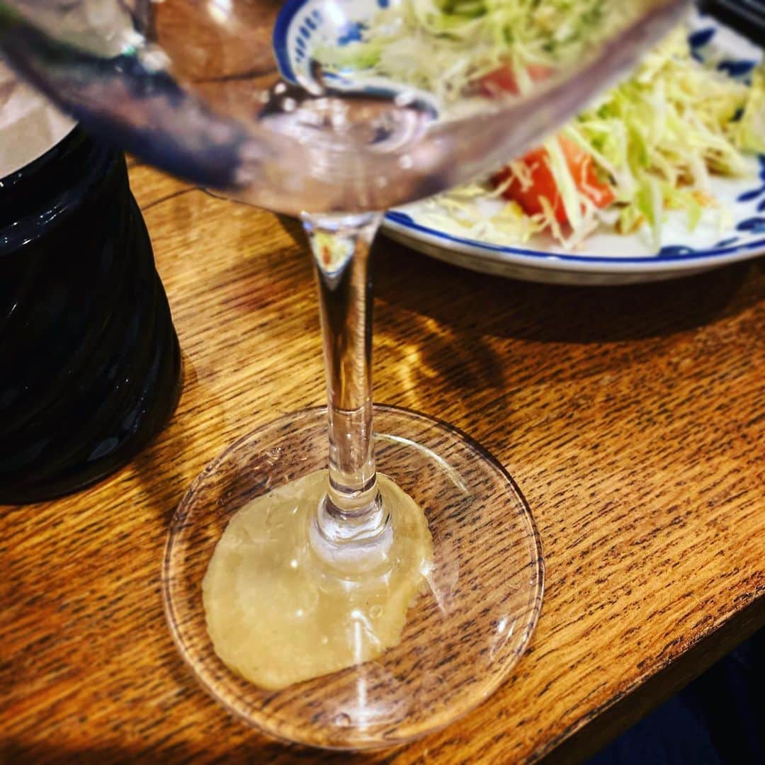 安倍吉俊のインスタグラム：「ワシのワイングラスにタクアンを貼り付けたのは誰だぁっ！！（ウズラ(••)でした）」