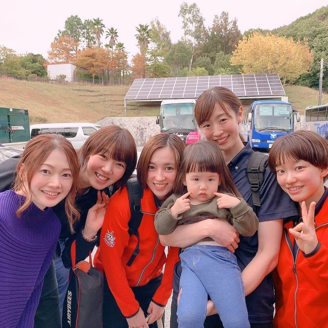 井上香織さんのインスタグラム写真 - (井上香織Instagram)「2019.11.10 ・ @tahara_airi あいりは 1ヶ月くらいしか一緒にやってないけど、あいりのトス打ちやすかったなー😍 @ko_ro0605 コロちゃんのプレー 早く見てみたい！！😆 まだ見たことないんだよねー。 ・ とりあえずずっとDENSOのみんなは応援しています！！！✨ ・ また行くね♡♡ ・ #デンソーエアリービーズ #大好きな仲間」11月10日 18時47分 - kaorin888