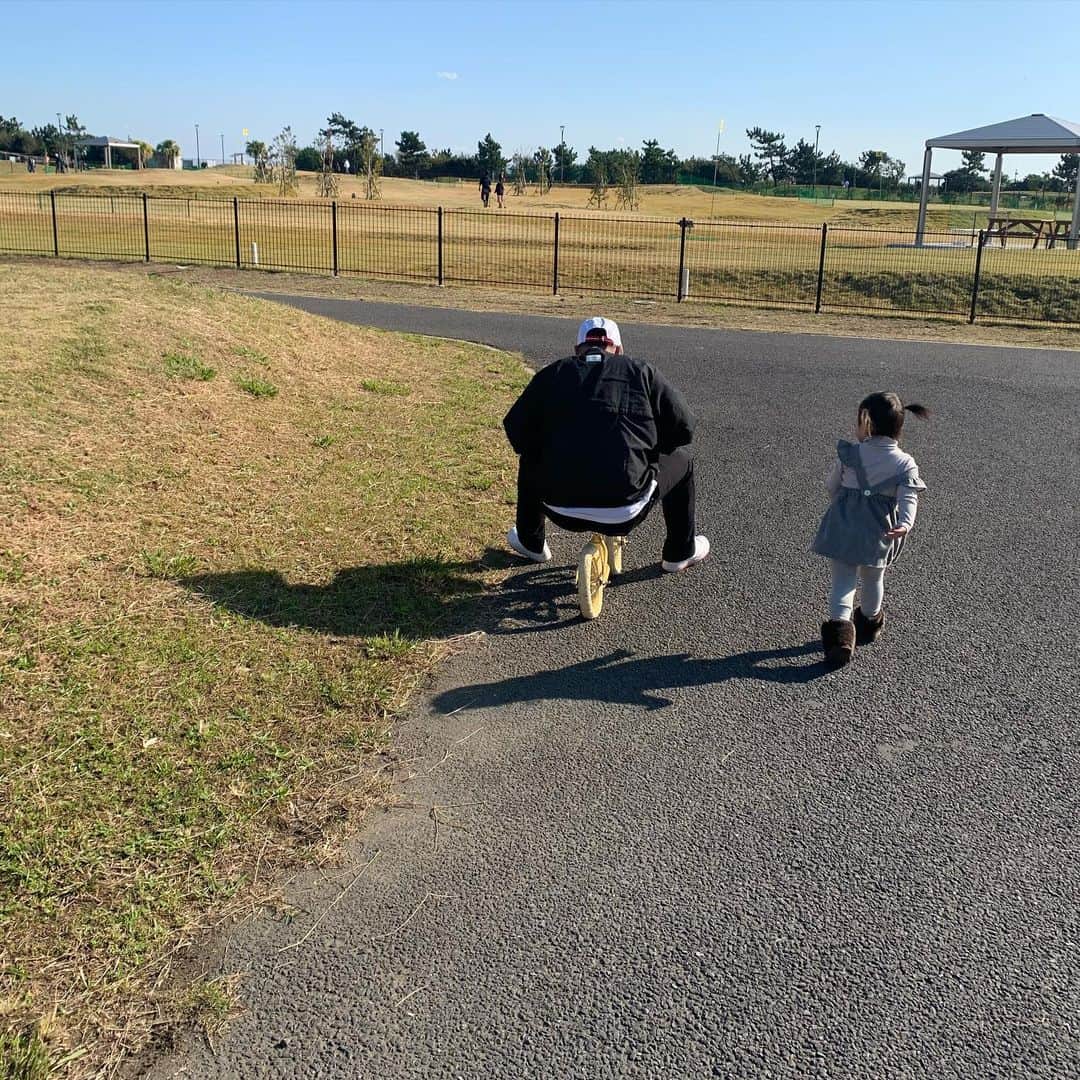 鈴木六夏さんのインスタグラム写真 - (鈴木六夏Instagram)「初めての２輪車。  Qの喜ぶ顔が見たくて いっしょけんめい組み立てたパパ。 出来たぞー、と渡したものの 「パパのってーパパのってー」  と自分が乗らさせる、の図。おつかれ😅  @kodomo_beams @banwoodbikes」11月10日 18時51分 - rikuka.62