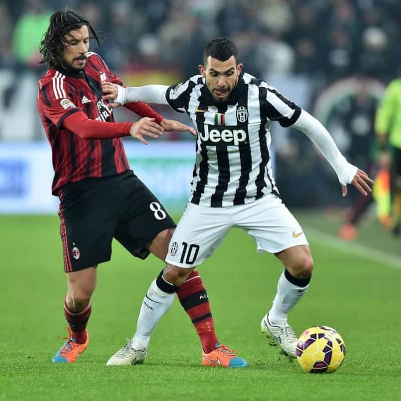 クリスティアン・ザッカルドのインスタグラム：「Ricordi di un @juventus vs @acmilan di qualche anno fà... Come finirà la partita secondo voi questa sera..?? Io sarò davanti alla tv a guardarla..!!! #JuveMilan #SerieA #big #match #soccer #tbt #Juventus #Milan」