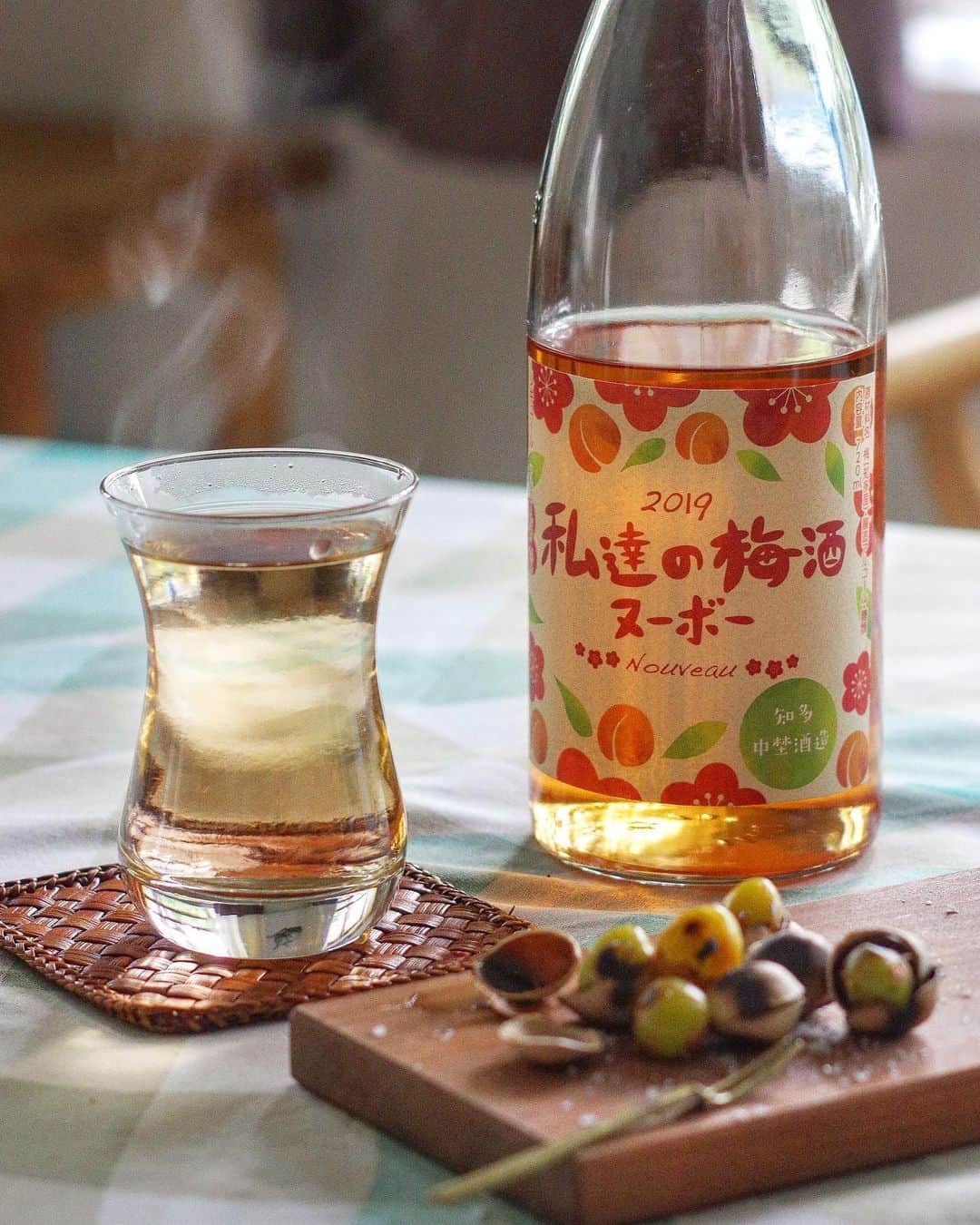 おいしいお酒はリカマン♪さんのインスタグラム写真 - (おいしいお酒はリカマン♪Instagram)「* 少しずつ冷え込みが厳しくなってきましたが… みなさん、元気ですかぁーっ！！ * 私は寒いのが苦手で…😖 朝は特に、布団から なかなか出られないのです😔 * そんな季節は飲むお酒も あったかいのがええわなぁ〜 というわけで、 今回は梅酒をお湯割りで。 ホット梅酒ってやつですね。 * 疲労回復や食欲増進にも よいとされる梅酒。 それをお湯割りにすれば〜 心も体もぽっかぽか〜😊 ゆったりした午後のひと時なんかに飲めば 溜まった疲れも吹き飛ぶかも！😆✨ * ハチミツを入れたり、 紅茶で割ったりも 美味しそうですねよ〜😋 今度やってみよ * 今回はおやつに焼き銀杏してみましたー👌 * #梅酒 #ホット梅酒 #お湯割 #ぽかぽか  #リカーマウンテン #リカマン #飲酒タグラム #お酒好きな人と繋がりたい #家飲み #家呑み #おつまみ #ぎんなん#instafood #foodiegram #eeeeeats #umeshu #plumwine」11月10日 19時03分 - likaman_kyoto