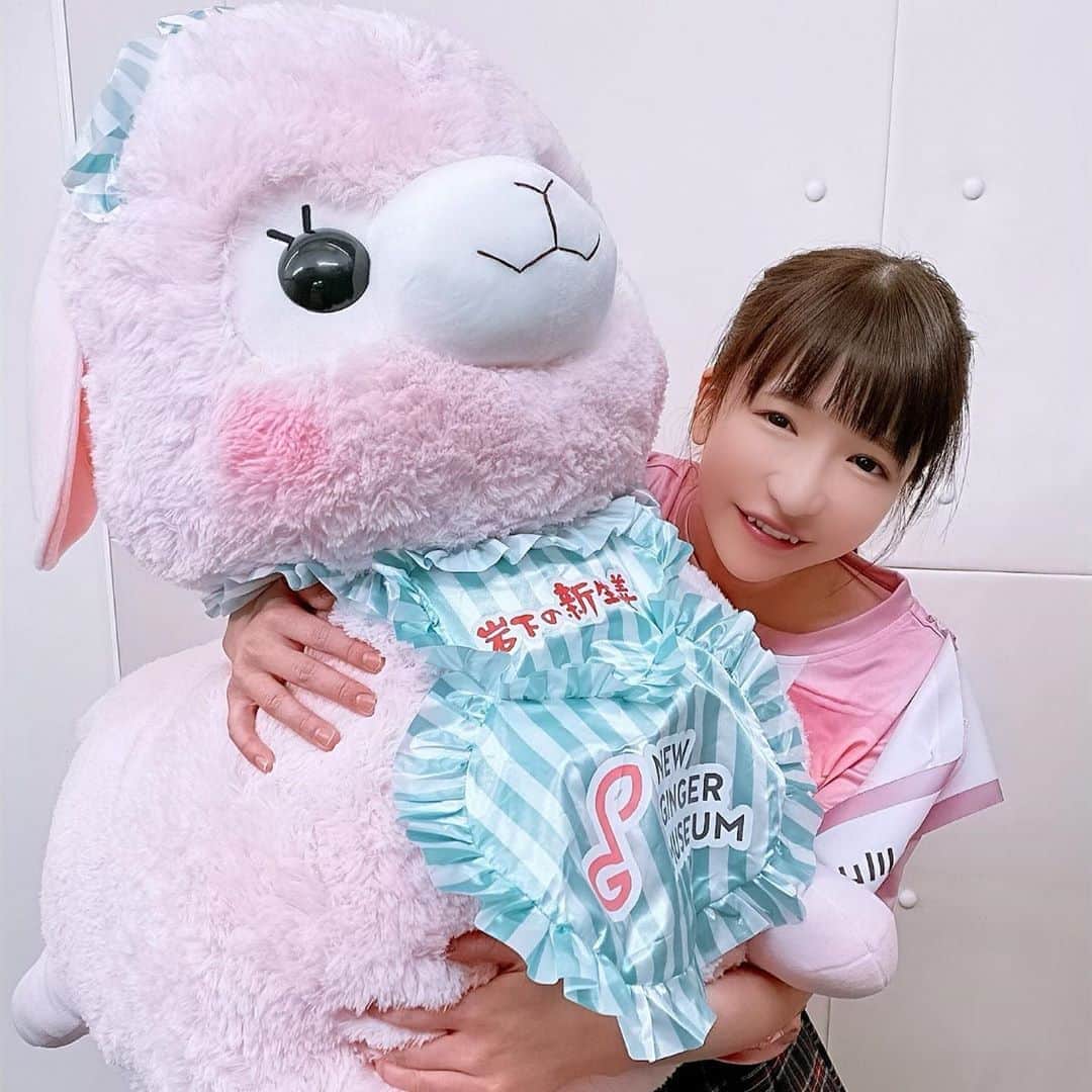 のインスタグラム：「岩下の新生姜アルパカちゃん可愛すぎる💓🐰💕 巨大ぬいぐるみもらってはっぴーはっぴー💖 アルパカって美味しいのかなあ？🐏💓🥳 #岩下の新生姜#岩下の新生姜ミュージアム #岩下の新生姜アルパカ #アルパカ#iwashitanewgingermuseum」