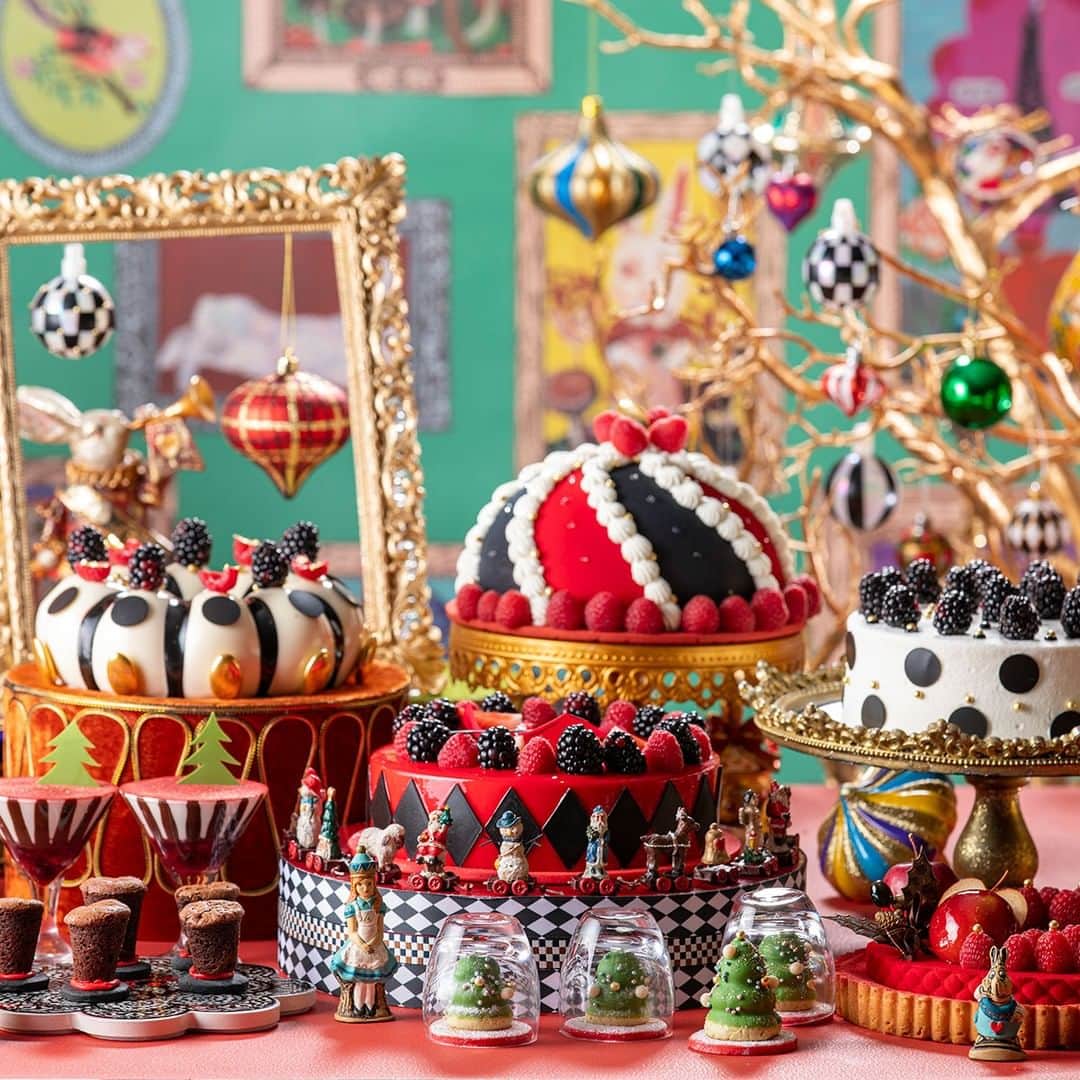 ヒルトン東京さんのインスタグラム写真 - (ヒルトン東京Instagram)「🐇アリスとクリスマス・オーナメント達が催す 🎩 最高にKawaiiお茶会「アリスの👠気まぐれクリスマス・ティーパーティー」は11月15日より開催します。ロマンティックなクリスマスデコレーションも 🥂 15日から始まります。  New Dessert Buffet “Alice’s Christmas Tea Party” begins 15th November! It’s an array of colourful ornaments with beautiful cakes this 🌲 Christmas. Which of your favourite Alice characters will be the inspiration for our chef this time? Comment below!」11月10日 19時00分 - hiltontokyo