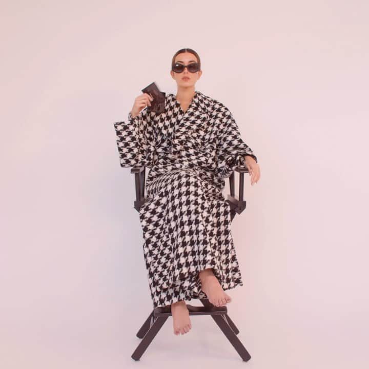 カルメン・ハミルトンのインスタグラム：「On set skin prep with @chanel.beauty 🖤 Shot by @ducthinhdong Edited by @lainyblack Makeup by @jasmineabmakeup  Production assistant @ryancullen  #LELIFT #CHANELSKINCARE」