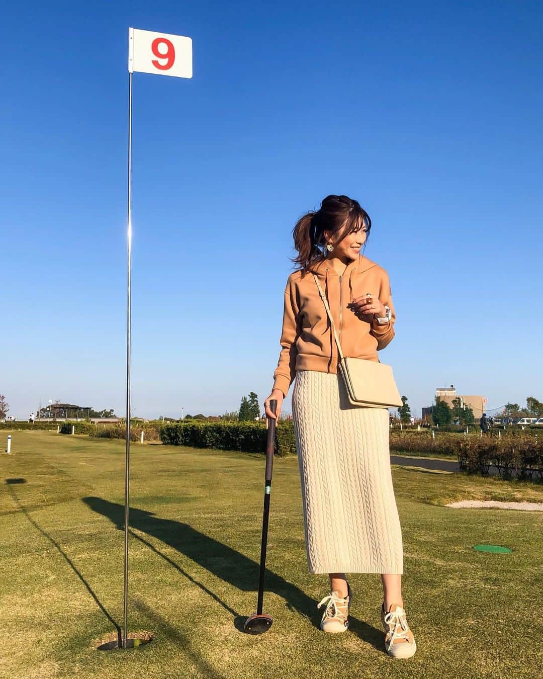 のインスタグラム：「・ パターゴルフが好きな息子の希望でゴルフ場へ😊⛳️ ・ 天気が良かった〜✨ 最近運動してないのでもっと運動したい欲が、、、 ・ 運動神経はないほうです。 ポテンシャルはあるはずなので鍛えれば伸びます。きっと笑 ・ ずーっと文化部だったらメキメキと運動できなくなっていった😂 小学校1年と4年は学校代表でリレーの選手だったよ！ ・ コーデは動きやすくてあったかいパーカーにニットスカートでした！ ・ ・ tops @basement_online  skirt @gu_global @gu_for_all_  bag @celine  shoes  @ungrid_official ・ ・ #カジュアルコーデ#リンクコーデ#きれいめカジュアル#紅葉 #秋コーデ#双子コーデ#タビジョ#tabijyo #fallfashion #大人カジュアル#大人カジュアルコーデ#ママコーデ#guコーデ #ジーユー#きれいめコーデ#カジュアルファッション #ベースメントオンライン #シンプルコーデ#休日コーデ#ゴルフ女子 #ゴルフ初心者 #ゴルフ好きな人と繋がりたい #パターゴルフ #親子コーデ#locari#mineby3mootd」