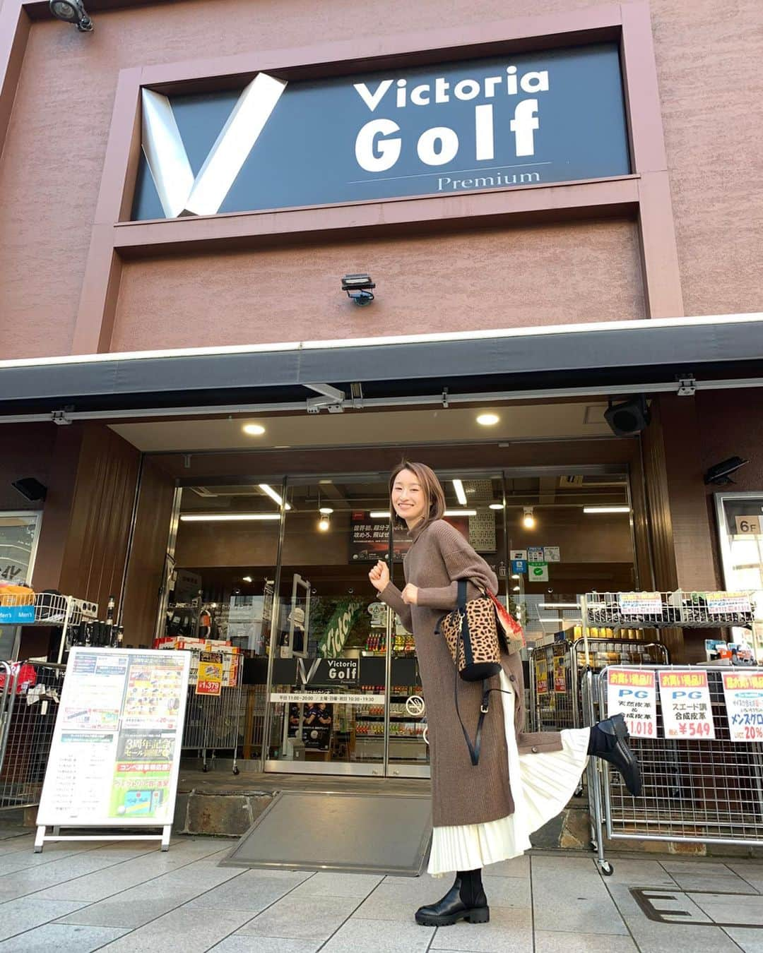 西野沙瑛さんのインスタグラム写真 - (西野沙瑛Instagram)「- - VictoriaGolf御茶ノ水店の美人スタッフ川田さんと☺️❤︎ clunkコーデも可愛いなぁ⛳️ - VictoriaGolf御茶ノ水店 の来店特典もいただきました！✨ 【さえごるふのインスタみた！】で 先着20名様にヴォルビックのカラーボールを 1スリーブプレゼント🥰 ぜひ行ってみてね！！！ - #ゴルフ女子 #ゴルフ男子 #ゴルフコーデ #スポーツ女子  #ゴルフウェア #スポーツ #トレーニング #トレーニング女子 #筋トレ #筋トレ女子 #golfstagram #golfswing #vg_fashion #victoriagolf #ヴィクトリアゴルフ #pr #ヴィクトリアゴルフ御茶ノ水店」11月10日 19時11分 - sae_golf