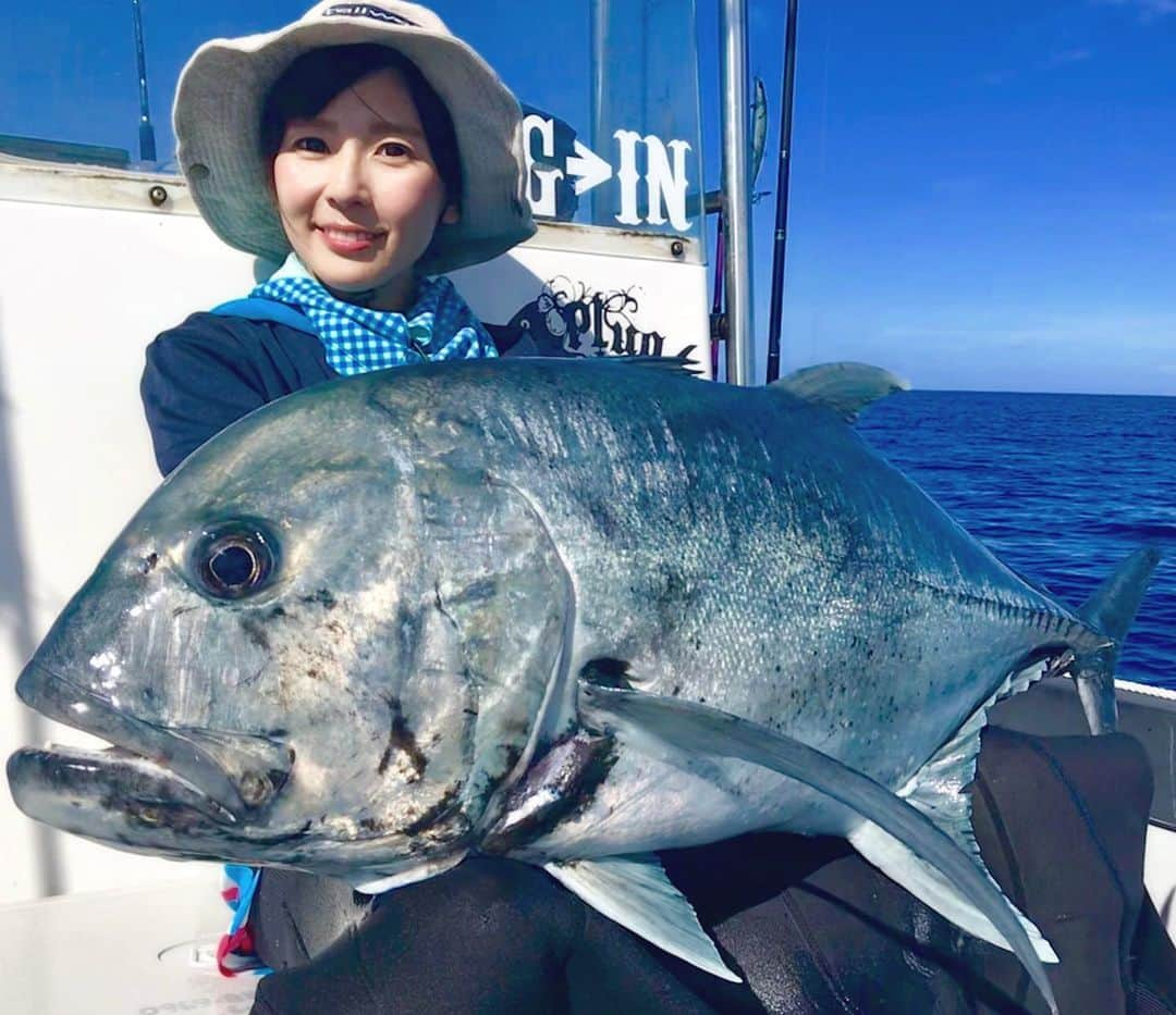 井上直美さんのインスタグラム写真 - (井上直美Instagram)「憧れの夢にまでみたGT釣りは、日本からベテランさんが一緒について来てくれてサポートしてくれる訳でもなく、むしろ釣りをしたことない女の子と2人きりのむちゃぶりパラオ遠征でした！意外に真面目な性格なので絶対釣りたいし、彼女にも釣りの魅力を知ってもらいたい！だから事前にいっぱい下調べして、勉強したつもり。だけど、釣りってそういうもんじゃないよね。実際やってみないとわからない！初めてのGT釣りは想像を超える引きで途中なにも出来なくて悔しくて泣きそうにもなった。だけど、最後までGTに会いたい！！ただそれだけで一心不乱に頑張ったよ。釣りって本当に毎回毎回感動する！！！釣りは一生するよ！！！ 下手くそながらも一生懸命に頑張るこの時のGT動画↓ https://youtu.be/li7lGD_Hdtg  #釣り  #釣りガール  #GT  #海外遠征  #パラオ  #プラグイン  #感動  #ジャイアントトレバリー  #釣り好きな人と繋がりたい  #井上直美  #なおチンぎょ  #ハニスポ  #釣りともなお珍道厨」11月10日 19時11分 - naochingyo