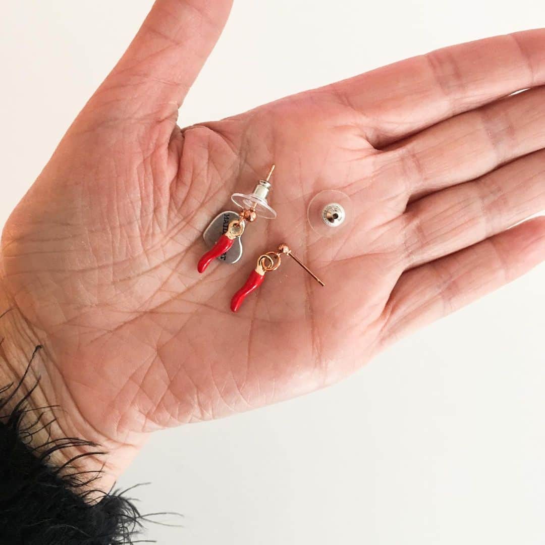 メイデンアートのインスタグラム：「Lucky 🍀 peperoncino 🌶 earrings ❤️😻🔥 . . . . . #earrings #peperoncino #hornearrings #luckyearrings #luckyjewelry #bohostyle #bohochic #boho #bohooutfit #bohojewelry #bohoinspired #bohovibes #boholove #redearrings #redjewelry」