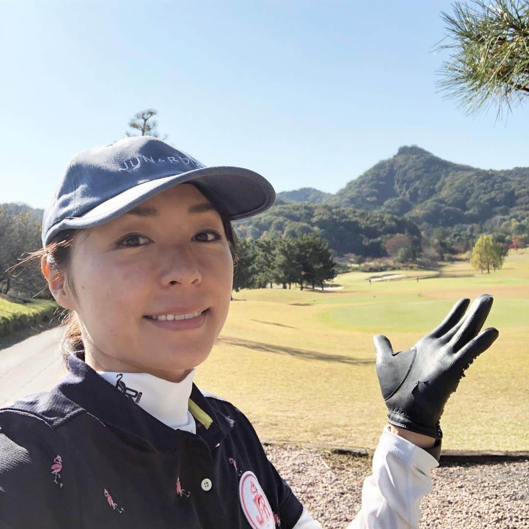 宮川美保さんのインスタグラム写真 - (宮川美保Instagram)「ゴルフ！ 一枚しか撮らなかった写真の顔がアレだったからアプリで最大限に加工したら誰？って顔になったよ。  よく見たら手袋破けてるね。はずかしー！」11月10日 19時18分 - miho.miyagawa