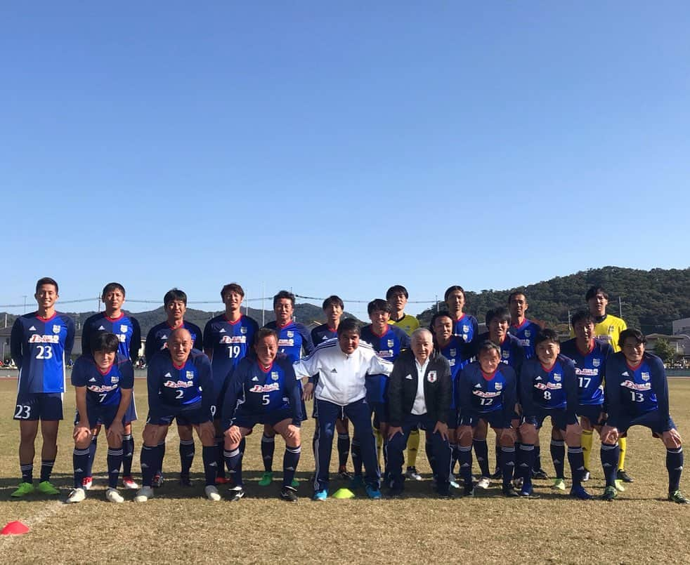 福西崇史さんのインスタグラム写真 - (福西崇史Instagram)「. サッカー⚽️楽しい〜🤩🤗✨ . そうそうたるメンバーの中でキャプテン恐縮です😅 . #宝くじドリームサッカー #足利市 #元日本代表 #ポートレートおじさん #福西崇史 #キャプテン #勝ったよ #感謝 #3枚目子供達の指導 #4枚目前半終了後 #みんな仲がいいでしょ #同級生が増えました #キーパーの人 #instagood #instaphoto」11月10日 19時19分 - takashi_fukunishi