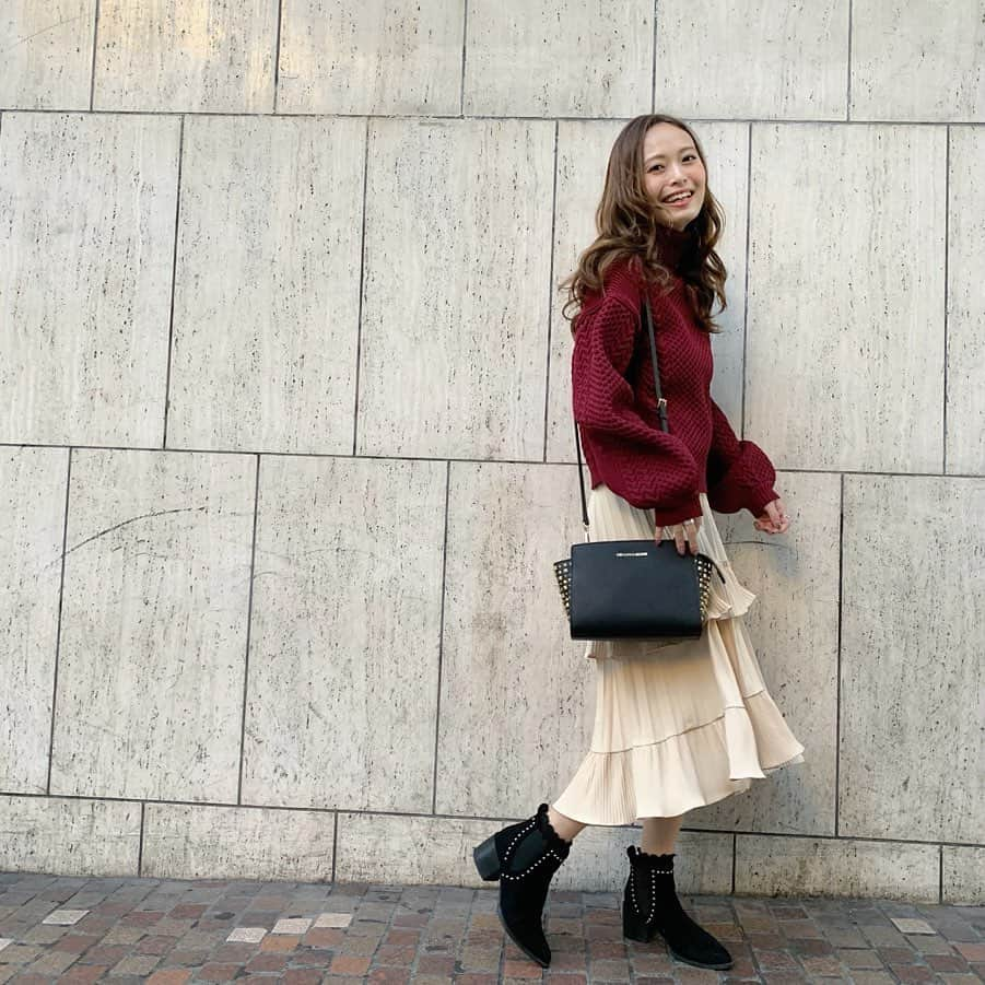 榊本麻衣さんのインスタグラム写真 - (榊本麻衣Instagram)「♡♡ . . 秋code👠🍁!! . .  knit / #MURUA  bag / #MICHEALKORS  skirt / @holidayandholiday_official  shoes / #fabbyfabby . . 私的にこの時期しかきーひん 肩出しニット🧶💜 . . このスカートもヒラって 歩く度に揺れる感じが凄く 可愛いんだよね🙊🌷！ . . #mai___fashion #mai___code#code #コーデ #コーディネート #coordinates #fashion #ファッション#outfit #笑顔 #smile #ootd #お洒落さんと繋がりたい #可愛い #秋コーデ #カジュアル #カジュアルコーデ #ラフコーデ #肩出しニット」11月10日 19時19分 - maipipii