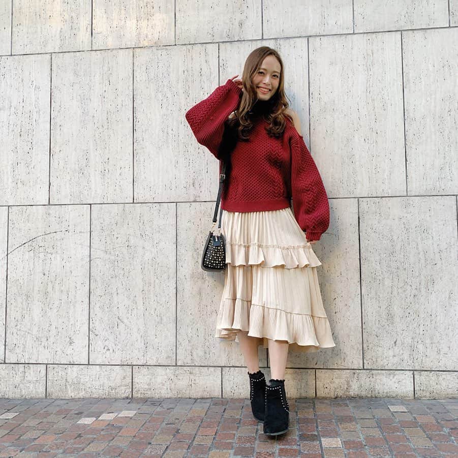 のインスタグラム：「♡♡ . . 秋code👠🍁!! . .  knit / #MURUA  bag / #MICHEALKORS  skirt / @holidayandholiday_official  shoes / #fabbyfabby . . 私的にこの時期しかきーひん 肩出しニット🧶💜 . . このスカートもヒラって 歩く度に揺れる感じが凄く 可愛いんだよね🙊🌷！ . . #mai___fashion #mai___code#code #コーデ #コーディネート #coordinates #fashion #ファッション#outfit #笑顔 #smile #ootd #お洒落さんと繋がりたい #可愛い #秋コーデ #カジュアル #カジュアルコーデ #ラフコーデ #肩出しニット」