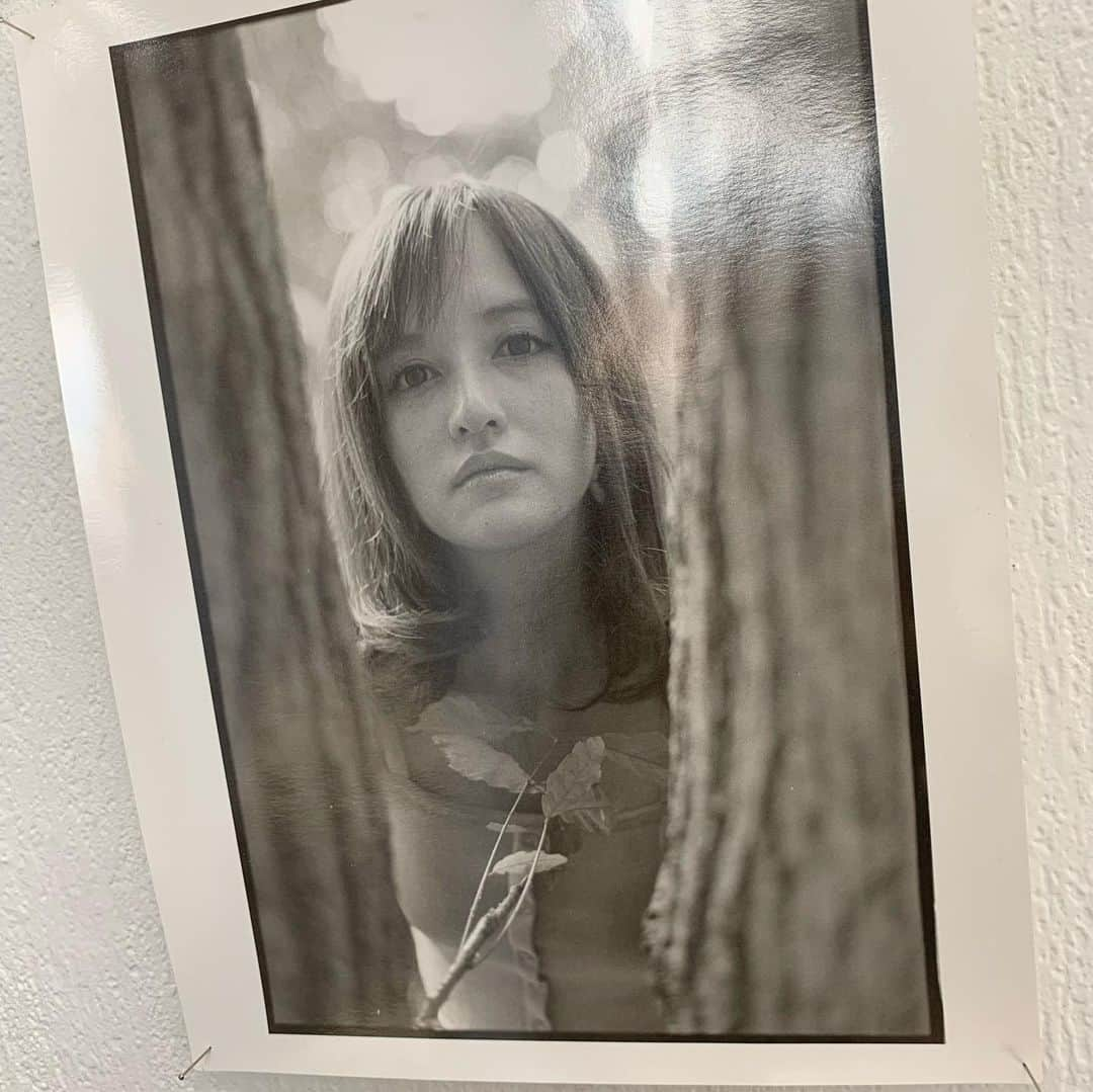 奥山絵里奈さんのインスタグラム写真 - (奥山絵里奈Instagram)「今日は写真展にお越し下さってありがとうございました😌  フィルムカメラの撮影だったので、こんな出来だったのかぁと、😳 素敵に撮っていただきありがとうございました😌🙏 撮る人によって自分が全然違う作品になっていて面白かった〜😳 #撮影 #ポートレートモデル #撮影モデル #写真展 #ギャラリールデコ #撮影モデル #34歳 #ミセスモデル #ママモデル #男の子ママ」11月10日 19時19分 - erinaokuyama