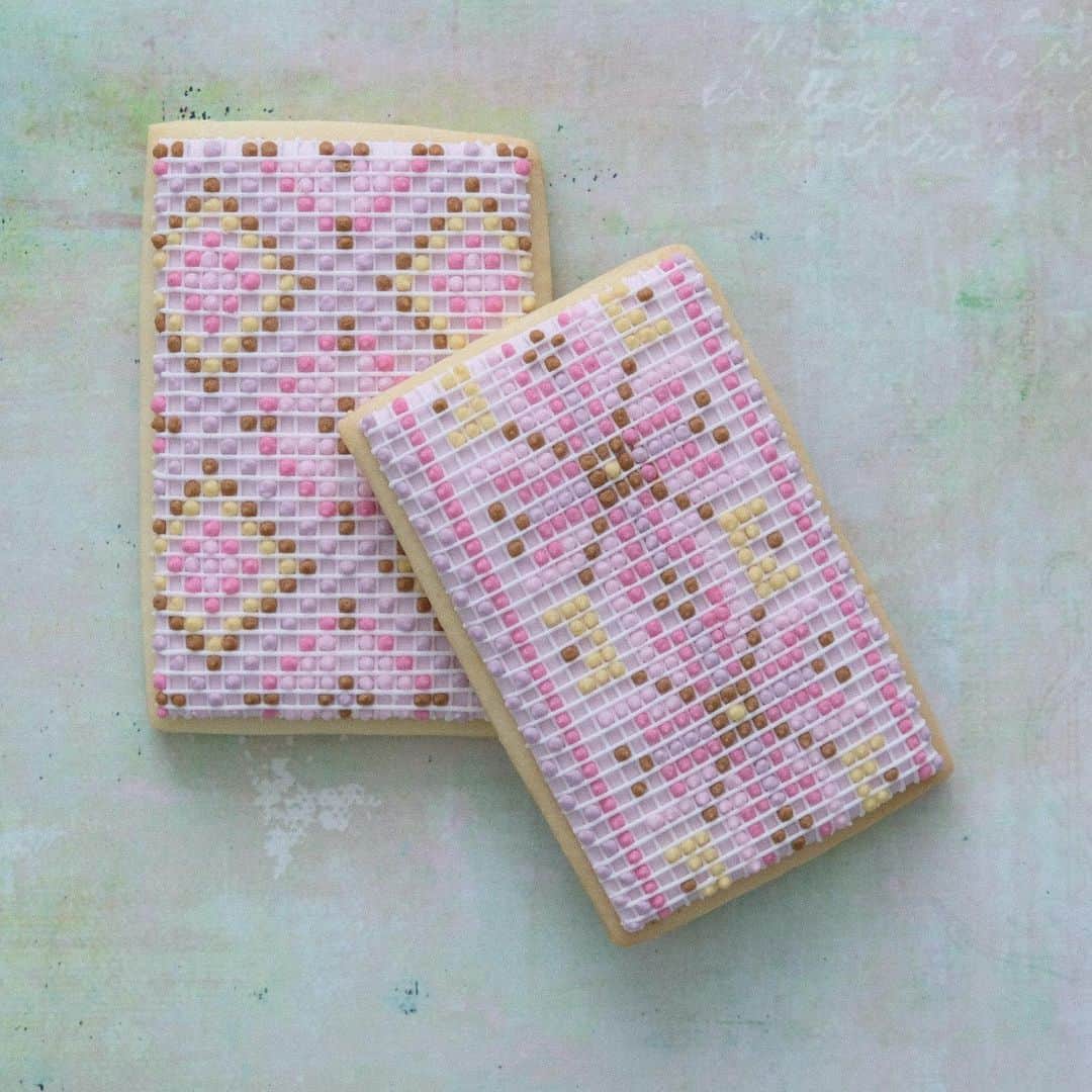 KUNIKAのインスタグラム：「🦌🌸*⋆ ﻿ ﻿ ﻿ #artofkunika #sugarcookies #decoratedcookies #cookieart #decoratedsugarcookies #royalicing #royalicingcookies #cookiedecorating #customcookies #cookiesofinstagram #cookiedesign #cookieartist #instacookie #アイシングクッキー」