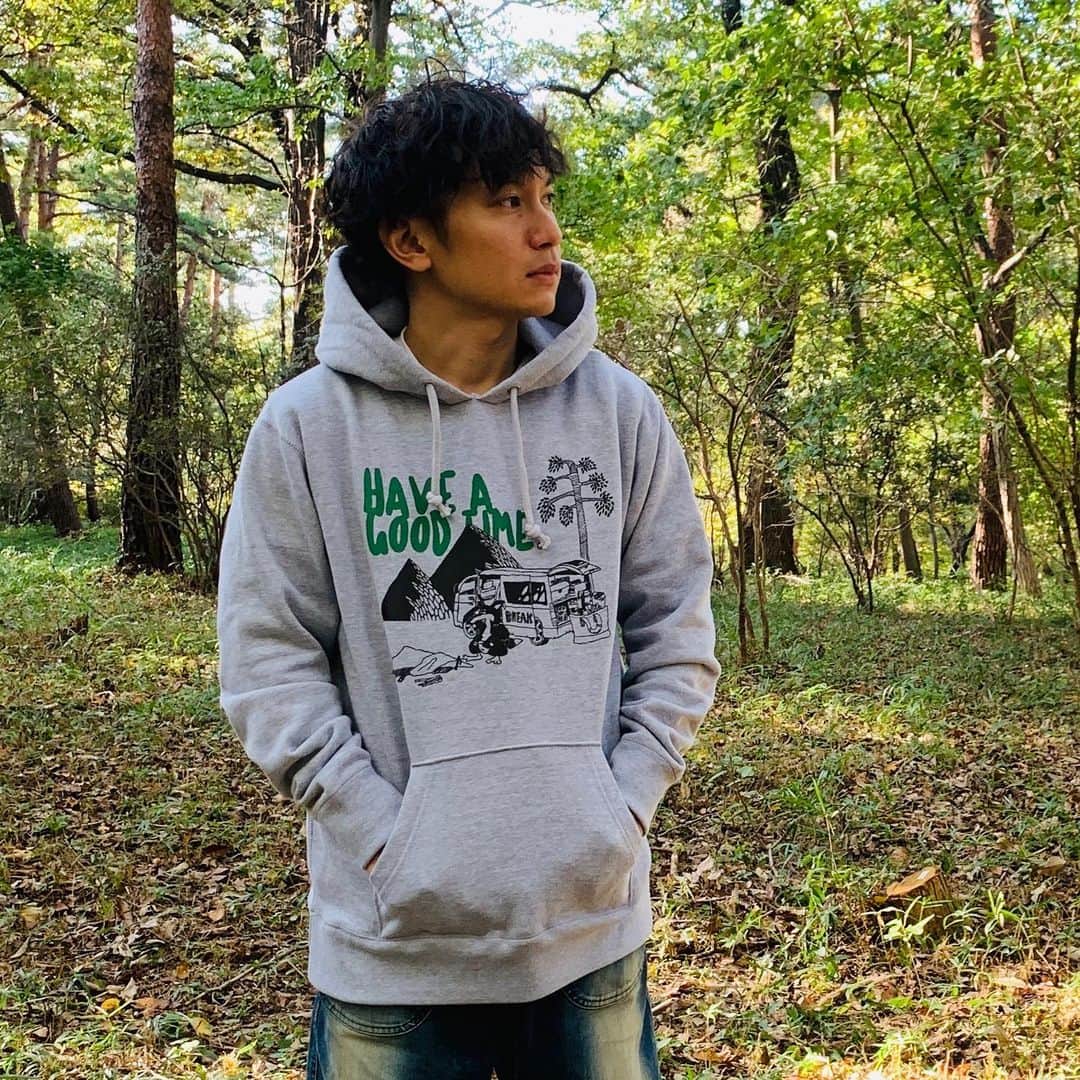 のインスタグラム：「またまたツアーグッズのお話しです🏕  今回は昨日サンプルが届いたばかりの、 「キャンプフォックス・パーカー」。 今までも何度かパーカーは作ってたのですが、今回は過去一厚手の12.4オンスのヘビーウェイトのパーカーを作りました。 がっしりしたシルエット、さらに裏起毛なのでアッタカイ。 「テントを立てるのに苦戦してる狐」という、 おそらく他のパーカーには無いだろうモチーフになっておりますので笑、 ぜひぜひ一度会場でお手にとってみてください！  #キャンプ #camp #hoodie #パーカー #アウトドア #outdoor #ツアーグッズ #デザインは狐で #狼ではありません #が #ぼくにも狼に見えます」