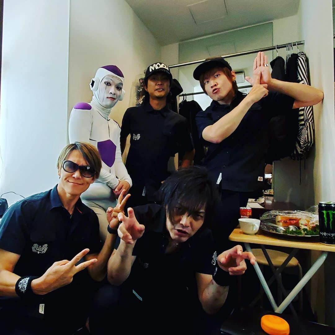 SHINPEIのインスタグラム：「2019/11/10（日）六本木クラップス﻿ ﻿ MUSCLE ATTACK 6th ANNIVERSARY EVENT ﻿ ～Thanksgiving Party～﻿ ﻿ &﻿ ﻿ SHINPEI SOLO LIVE ～Roots～ vol.2﻿ ﻿ 昼の部では、この日のために製作したスペシャルムービー上映からトーク〜大喜利〜MUSCLE ATTACKアコースティックライブ﻿ ﻿ 夕方の部では、ギタリストSHINPEIに徹してギターソロをたっぷり聴いてもらう時間﻿ ﻿ どちらも本当に楽しかったです！﻿ ﻿ これからもBREAKERZ、MUSCLE ATTACK、ソロと色々な形で音楽を作り続けていきたい。そう思える最高の経験になりました。﻿ ﻿ 12月もMUSCLE ATTACKライブ、BREAKERZリリース&年末ライブとガンガンいくのでよろしく！﻿ ﻿ ありがとう★」