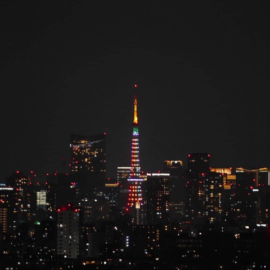 くろさんのインスタグラム写真 - (くろInstagram)「天皇陛下御即位 奉祝ライトアップ🗼 #tokyotower #東京タワー #天皇陛下御即位奉祝ライトアップ #奉祝ライトアップ #TOKYOTOWERLIGHTUP #🗼 #東京タワーが好き #東京タワーがすき #東京タワー2019 #マンションから手持ち撮影 #手持ち撮影の限界」11月10日 19時24分 - m6bmw