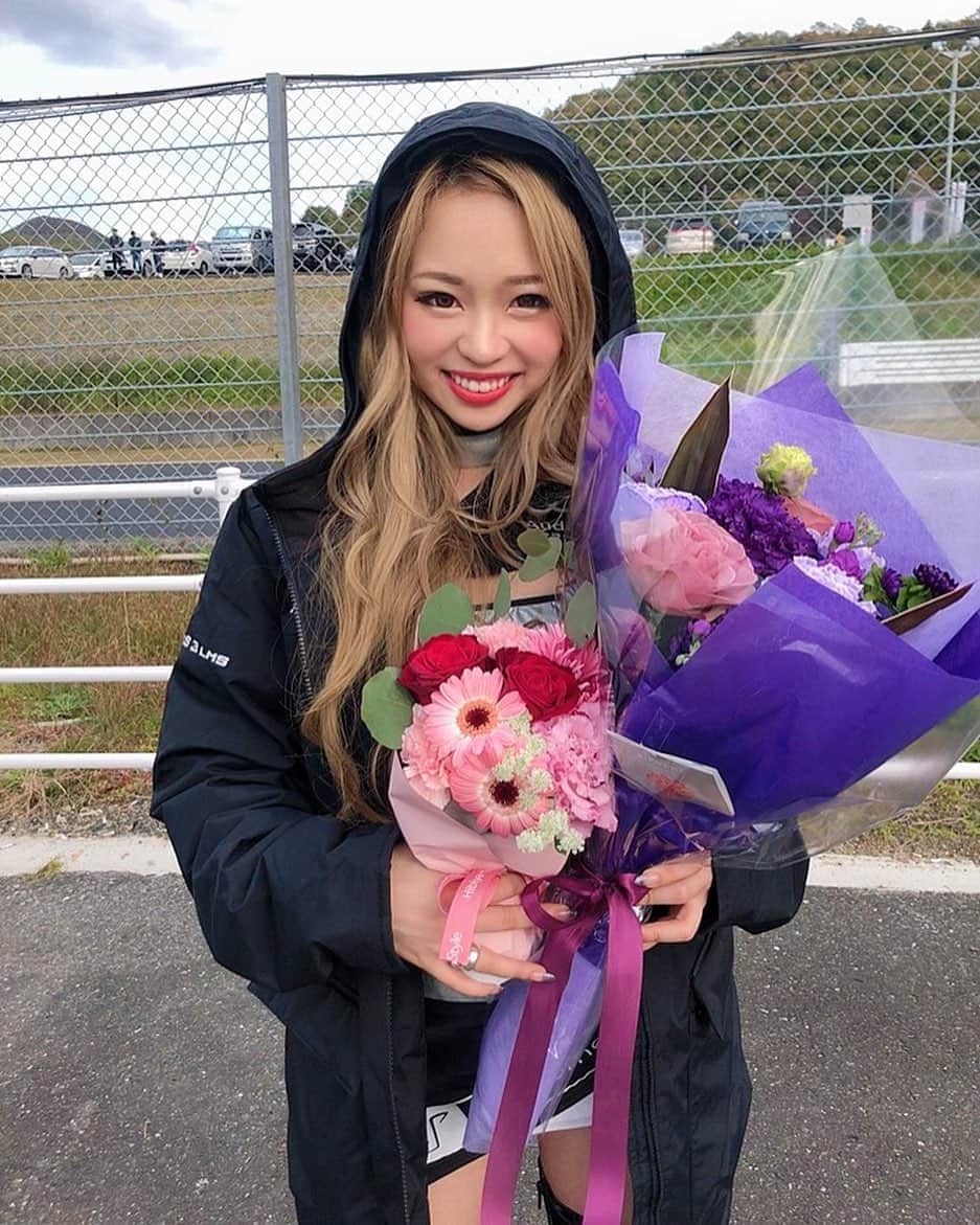 のインスタグラム：「本日をもって、Phenomen CJD team Mars  レースクイーンの活動を終了致しました。 . 写真はサプライズで！！😭😭💜💜 花束をファンの方々からお疲れ様と頂きました！！ 大好きな紫と大好きなバラの花束 ありがとうございました😭💜 . . . 以下長くなりますが少々お付き合いくださいませ。 . . . . 初めてのレースクイーンのお仕事。 選手とチーム一丸となってレースに挑んでる あの空間が好きで、一瞬一瞬に感動して、日々勉強で、 正直、思ってた以上にキツかったけど、 今までの私だったら絶対に出来ない経験を させてもらえた1年間でした。 . また、いろんな地方に行けて、 その度にわざわざ遠くまで沢山のファンの方々が 会いに来て下さり、本当に嬉しくて嬉しくて頑張れる源でした。 応援して下さる色んな方に出会えて楽しかったな〜🥺💓💓 . . それからチームメイトとして1年間！ 同期の @cjd_serina と　@cjd_rina とお仕事できて そして @cjd_hitomi さんが私達をまとめて下さり、 とても素敵な時間を過ごす事が出来ました。 . . . 選手の皆様、チームの皆様、関係者の皆様、 ファンの皆様、メンバーの皆、 そして、この機会を与えて下さり 毎回支えてくださったマネージャーさん、 ありがとうございました😊👍🌟💓 . この経験を糧にこれからも精進してまいります！ 皆様今後共Keiを宜しくお願い致します！🥰💜💜 . . . #cyberjapan #cjd_kei #cjd #サイバージャパン #サイバージャパンダンサーズ #レースクイーン　#s耐 #s耐レースクイーン #岡山国際サーキット」