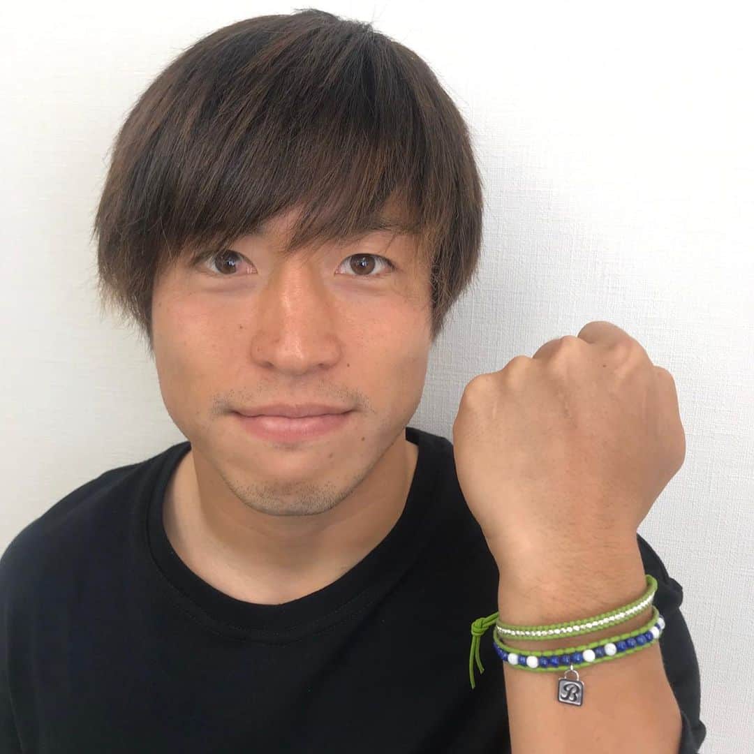 BELLMARE_styleのインスタグラム：「LA発祥のジュエリーアクセサリーブランド「CHAN LUU」とのコラボブレスレット販売決定👏 ベルマーレカラーの完全オリジナル！チームカラーであるライトグリーンとブルーで彩られた、まさにベルマーレ！というデザインとなっております💚💙 スタジアムの応援の際はもちろん、普段使いにもおススメです‼️ 選手達も着用中👍💚💙 #CHANLUU #bellmare #松田天馬 #岡本拓也」