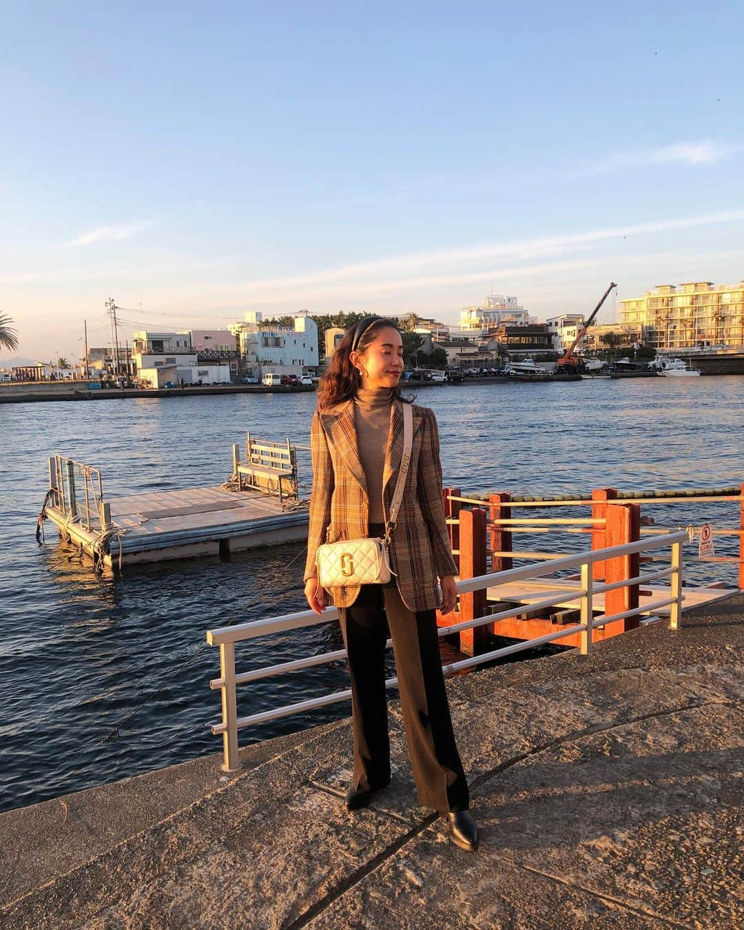 ベイカー恵利沙さんのインスタグラム写真 - (ベイカー恵利沙Instagram)「🌇🎣🇯🇵 Perfect sunset wearing my €5 vintage jacket from Paris 🌹 #えりさふく」11月10日 19時26分 - bakerelisa