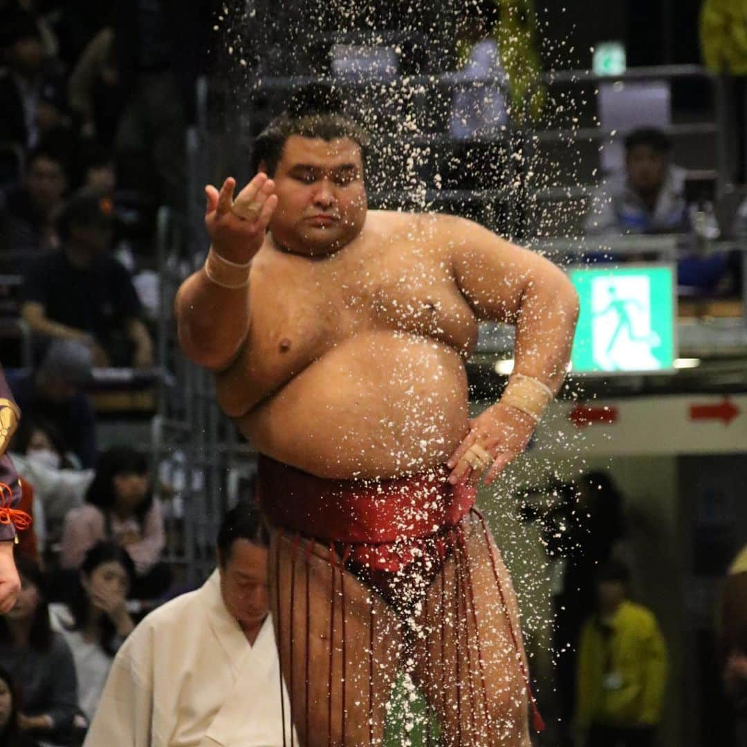 日本相撲協会さんのインスタグラム写真 - (日本相撲協会Instagram)「幕内の取組。﻿ 塩まき。明生、白鵬、豪栄道、高安。﻿ ﻿ @sumokyokai ﻿ #sumo﻿  #相撲 ﻿ #力士﻿ #お相撲さん﻿ #大相撲 ﻿ #11月場所 ﻿ #九州場所 ﻿ #福岡県 ﻿ #福岡 ﻿ #博多 ﻿ #九州　﻿ #博多旅行﻿ #九州旅行﻿ #博多観光﻿ ﻿ #明生﻿ #白鵬﻿ #豪栄道﻿ #高安﻿ #塩﻿ #塩まき﻿ #伯方の塩﻿ ﻿ #日本 ﻿ #japan ﻿ #sumo﻿ #sumowrestling﻿ #sumowrestler﻿ #sumowrestlers」11月10日 19時26分 - sumokyokai