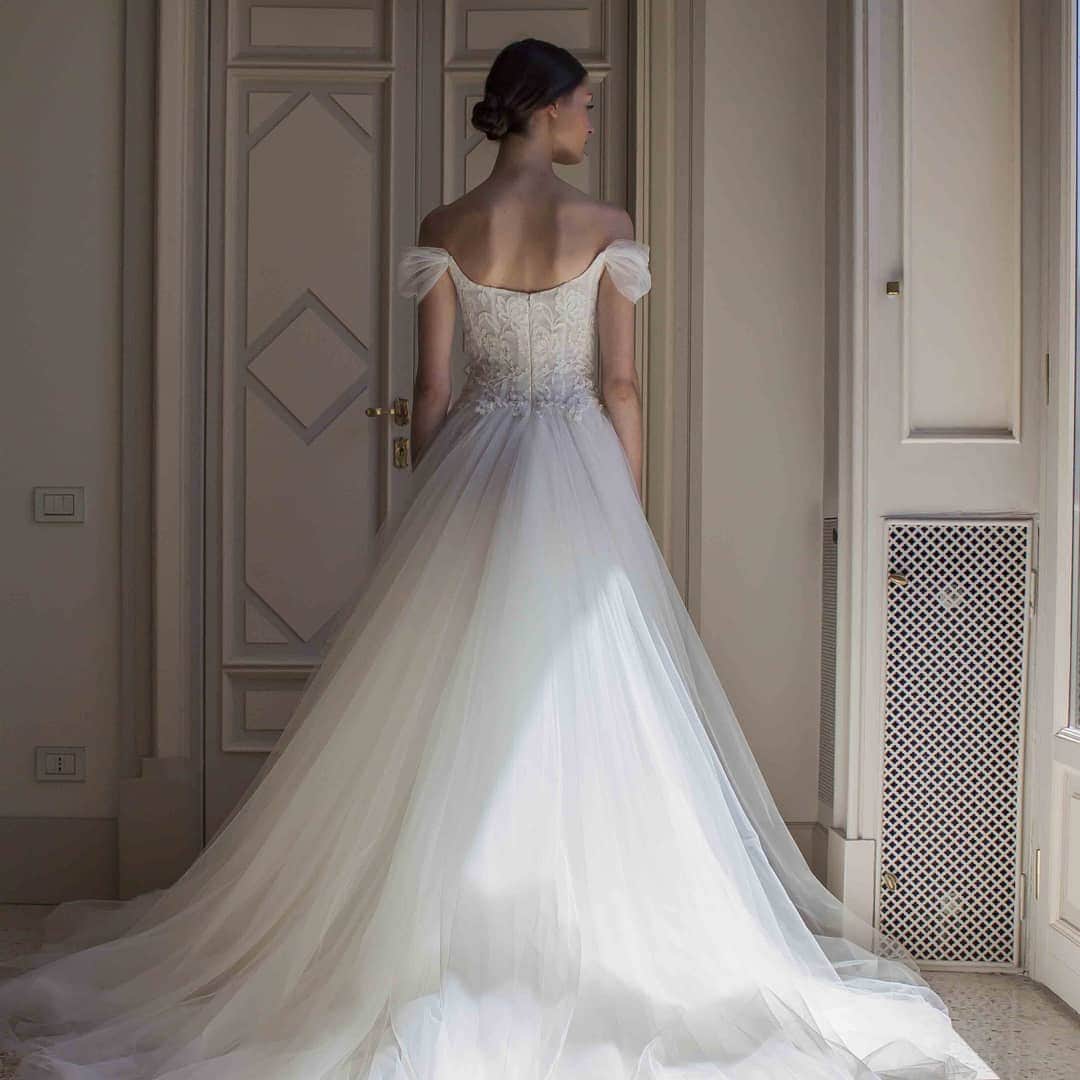 LAVIEEN ROSE Weddingのインスタグラム：「﻿ 大人ロマンティックドレス♡﻿ ﻿ ふわっと透明感のあるオフショルダーに﻿ ボリュームたっぷり﻿ ふんわりチュールスカートが﻿ とってもロマンティック❣️﻿ ﻿  #👗 ﻿ #IRISNOBLE﻿ INクララ ﻿  #lovebreaksallrules ﻿ #weddingweekend  #wedding ﻿ #プレ花嫁#結婚準備#結婚#ブライダル #卒花#2019冬婚 #2019春婚#2019夏婚 #2019秋婚#大人婚#ウェディングドレス#ウェディングドレス試着 #お色直しドレス#お色直し #カラードレス#オフショルドレス  #ドレス迷子 #ウェディングドレス#ホワイトドレス #インポートドレス#クラシカルウェディング #ホテルウェディング﻿ #ラビアンローゼ」