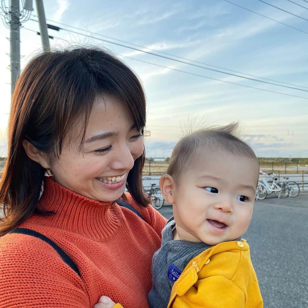 のインスタグラム：「気づけば息子も生後9ヶ月。﻿ どんどん重くなり抱っこしてると﻿ 肩に腰にバキバキ😂﻿ ﻿ 比較的人見知りはなく育ってきたようでしたが、最近はママ追いなるものが始まったようです🤣﻿ ﻿ 私から離すとうぇーん💦﻿ しばらくすると慣れるみたいですが、今までそんなことなかっただけに戸惑い😂﻿ ﻿ 今日はお仕事中は﻿ じぃじとばぁばに遊びに連れていってもらい﻿ 7時間ぶりの再会😊﻿ ﻿ 泣かれるのは戸惑うけど﻿ 私が抱っこしてすぐ泣き止む姿はやはり可愛いものですね😆💦💕﻿ ﻿ ﻿ あまりに夜中起きるので﻿ ネントレ復活させたいのと﻿ 出来れば夜間断乳したいのですが﻿ うまく出来るか不安です。。﻿ ﻿ #生後9ヶ月﻿ #息子﻿ #男の子ママ﻿ #後追い﻿ #ネントレ﻿ #夜間断乳」