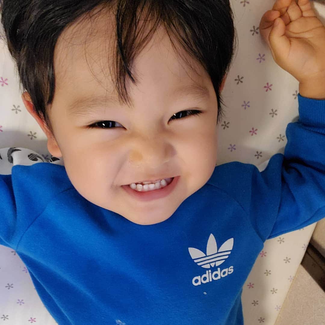 佐藤夏希のインスタグラム：「インカメ大好きなすばるん☺️💞 絶対にこの顔するんだよー😅💦💓 今日はお昼寝しなかったから 夕方くらいから限界で 早めにご飯とお風呂を済ませたら 19時前にぐっすり寝てしまったよ💤 ゆっくりじっくり グランメゾン東京を堪能させていただきたいと思います‼️(笑) * * * * #ママ#ママコーデ#男の子ママ#babyboy#3月生まれ#お出かけ#ママスタグラム#mamastagram#babystagram #ベビーカー#1歳#1歳7ヶ月#成長記録#コドモノ#親バカ#すばるん#子連れ#ママchan#デート#家族 #おやこーで#adidas」