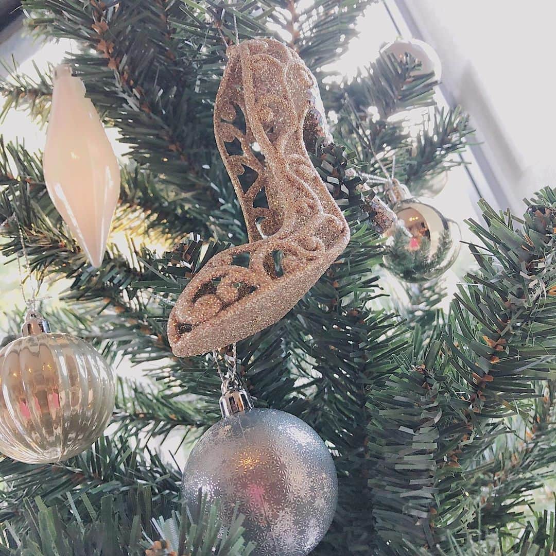 岡部玲子さんのインスタグラム写真 - (岡部玲子Instagram)「子供達と一緒にクリスマスツリーの飾り付け🎄✨ 今年のクリスマスツリーはちょっと大人っぽい色合いにしました✨ 息子がシルバー&ゴールド&グレー&ホワイトのオーナメントセットがカッコイイとニトリで選んでくれたんです☺️ プリンセスが大好きな娘は、ハイヒールのオーナメントが欲しいと大泣きで😅 安かったし、確かに今年の色合いに合いそうだなぁと購入してしまった😅 でもね、飾ってみたら可愛かったので大満足です😍 今日は子供の楽しいことを詰め込んだ1日に…自分なりにはそうしたつもり😅 母ちゃん1人で頑張ったさっ💪 クリスマスまでこのツリーを堪能します☺️ エリザベス女王杯🐎はスカーレットカラーからだったので負け😭 主人に頼まれていたセンテリュオも馬券に絡まずでした😭  #岡部玲子 #子育て #主婦 #アラフォーママ #タレント #レポーター #40代 #40歳 #キャスター #アナウンサー #競馬キャスター #グリーンチャンネル #女子アナ #フリーアナウンサー #アナウンサー #2児ママ #子供孝行day #クリスマスツリー #大人っぽい #オーナメント #お値段以上ニトリ #エリザベス女王杯#mama #talent #japanese #reporter #christmastree」11月10日 19時36分 - reiko_okabe