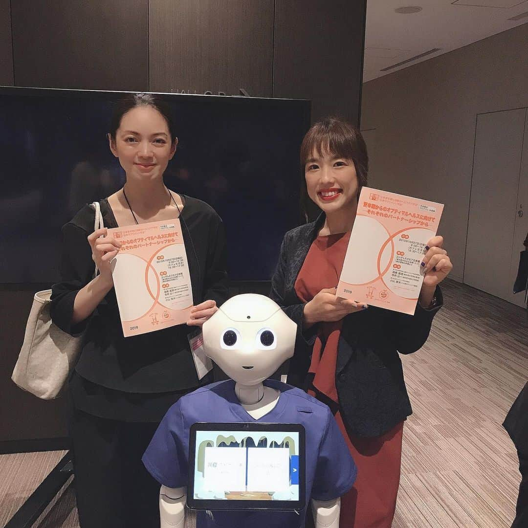 小西さやかさんのインスタグラム写真 - (小西さやかInstagram)「＜出産のときの骨盤トラブル＞ 先日、幹事を務めさせていただいている「更年期と加齢のヘルスケア学会」に参加してきました。 その中で出産にも関わることを簡単にレポートしますね。 . 出産のときの骨盤トラブルというと、まず、赤ちゃんが出てこれるように恥骨結合と仙腸関節がゆるむことを「骨盤が歪む」と言って懸念する人が多く、ベルトなどを事前に購入し対策している人がほとんどです。 . 実は、それよりも対策しなければいけない重大なトラブルが骨盤底筋群が脆弱化することによって起こる障害「骨盤底障害」なのです。骨盤底障害の主なものとしては、尿失禁や骨盤臓器脱があり、産後1年以内の尿失禁発症率は30％前後です。特に高齢出産で起こりやすいため、私は対策必須です。 . 対策としては、以下の３つが推奨されています。 １）骨盤臓器離脱に対するペッサリーやサポート下着をつける 、 2）肛門と膣をキュッと締める運動をして骨盤底筋の筋力を強化する 、 3）骨盤底を保護するために便秘の予防や改善、ウェストを締め付ける矯正下着の着用を避けるなどで腹圧による負荷を減らす . これから出産の皆さん、骨盤のゆるみだけではなく、骨盤底筋のトレーニングも行って将来の尿失禁を防ぎましょう！ . 学会のスペースにはいろんなところが出展されていて、クランベリーが膀胱炎の再発防止にいいということで、キッコーマンニュートリケア・ジャパンさんがクランベリーURシリーズでクランベリーのサプリやジュース、ゼリーをご紹介されていました。 何事も外からだけではなく、中からのケアも重要ですね！ . (お礼)続々と妊娠のお祝いありがとうございます。こちらはPR会社　マヴェリック桑原社長からいただいたGAPの子供服。可愛い💕 . #出産#お産#骨盤のゆるみ#骨盤の歪み#骨盤#更年期#女性ホルモン#クランベリー#骨盤ベルト#骨盤下着 #出産後 #骨盤矯正ストレッチ #骨盤矯正 #骨盤底筋エクササイズ #骨盤底筋 #骨盤ケア　#骨盤矯正ストレッチ #GAP子供服　#子供服　#出産準備 #産後ケア　#出産後」11月10日 19時48分 - cosmeconcierge