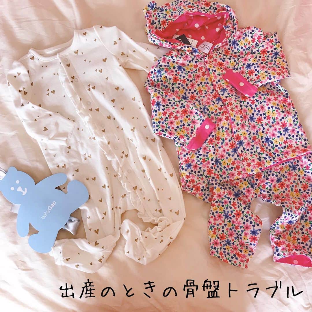 小西さやかのインスタグラム：「＜出産のときの骨盤トラブル＞ 先日、幹事を務めさせていただいている「更年期と加齢のヘルスケア学会」に参加してきました。 その中で出産にも関わることを簡単にレポートしますね。 . 出産のときの骨盤トラブルというと、まず、赤ちゃんが出てこれるように恥骨結合と仙腸関節がゆるむことを「骨盤が歪む」と言って懸念する人が多く、ベルトなどを事前に購入し対策している人がほとんどです。 . 実は、それよりも対策しなければいけない重大なトラブルが骨盤底筋群が脆弱化することによって起こる障害「骨盤底障害」なのです。骨盤底障害の主なものとしては、尿失禁や骨盤臓器脱があり、産後1年以内の尿失禁発症率は30％前後です。特に高齢出産で起こりやすいため、私は対策必須です。 . 対策としては、以下の３つが推奨されています。 １）骨盤臓器離脱に対するペッサリーやサポート下着をつける 、 2）肛門と膣をキュッと締める運動をして骨盤底筋の筋力を強化する 、 3）骨盤底を保護するために便秘の予防や改善、ウェストを締め付ける矯正下着の着用を避けるなどで腹圧による負荷を減らす . これから出産の皆さん、骨盤のゆるみだけではなく、骨盤底筋のトレーニングも行って将来の尿失禁を防ぎましょう！ . 学会のスペースにはいろんなところが出展されていて、クランベリーが膀胱炎の再発防止にいいということで、キッコーマンニュートリケア・ジャパンさんがクランベリーURシリーズでクランベリーのサプリやジュース、ゼリーをご紹介されていました。 何事も外からだけではなく、中からのケアも重要ですね！ . (お礼)続々と妊娠のお祝いありがとうございます。こちらはPR会社　マヴェリック桑原社長からいただいたGAPの子供服。可愛い💕 . #出産#お産#骨盤のゆるみ#骨盤の歪み#骨盤#更年期#女性ホルモン#クランベリー#骨盤ベルト#骨盤下着 #出産後 #骨盤矯正ストレッチ #骨盤矯正 #骨盤底筋エクササイズ #骨盤底筋 #骨盤ケア　#骨盤矯正ストレッチ #GAP子供服　#子供服　#出産準備 #産後ケア　#出産後」