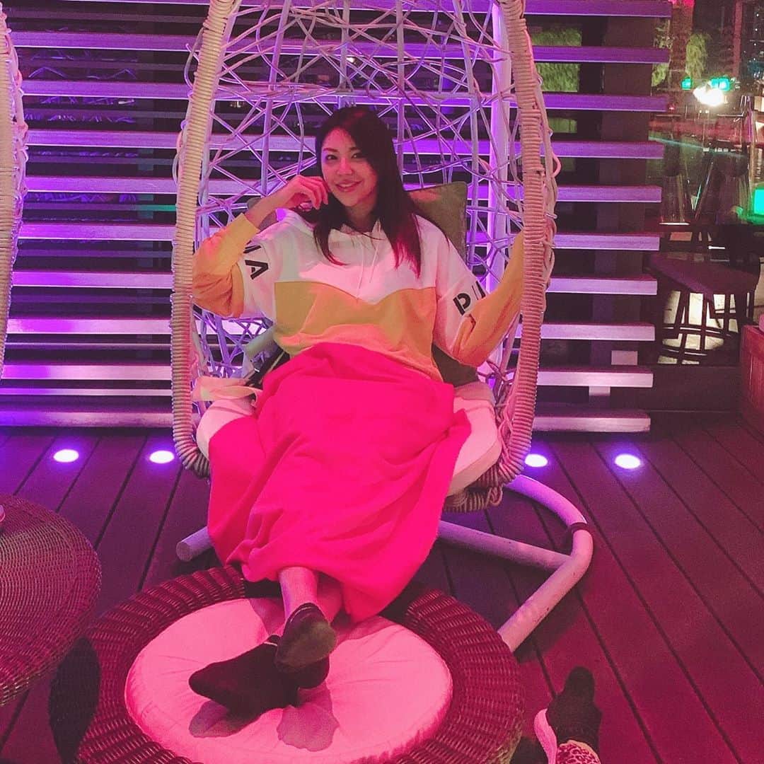 池田ゆりのインスタグラム：「プールサイドのおしゃれなカフェ発見☺️ #pool #cafe  #fitness #protein #beauty #bodymake #instagood #todaystraining #gym #style #tokyo #도쿄 #피트니스 #이케다유리」