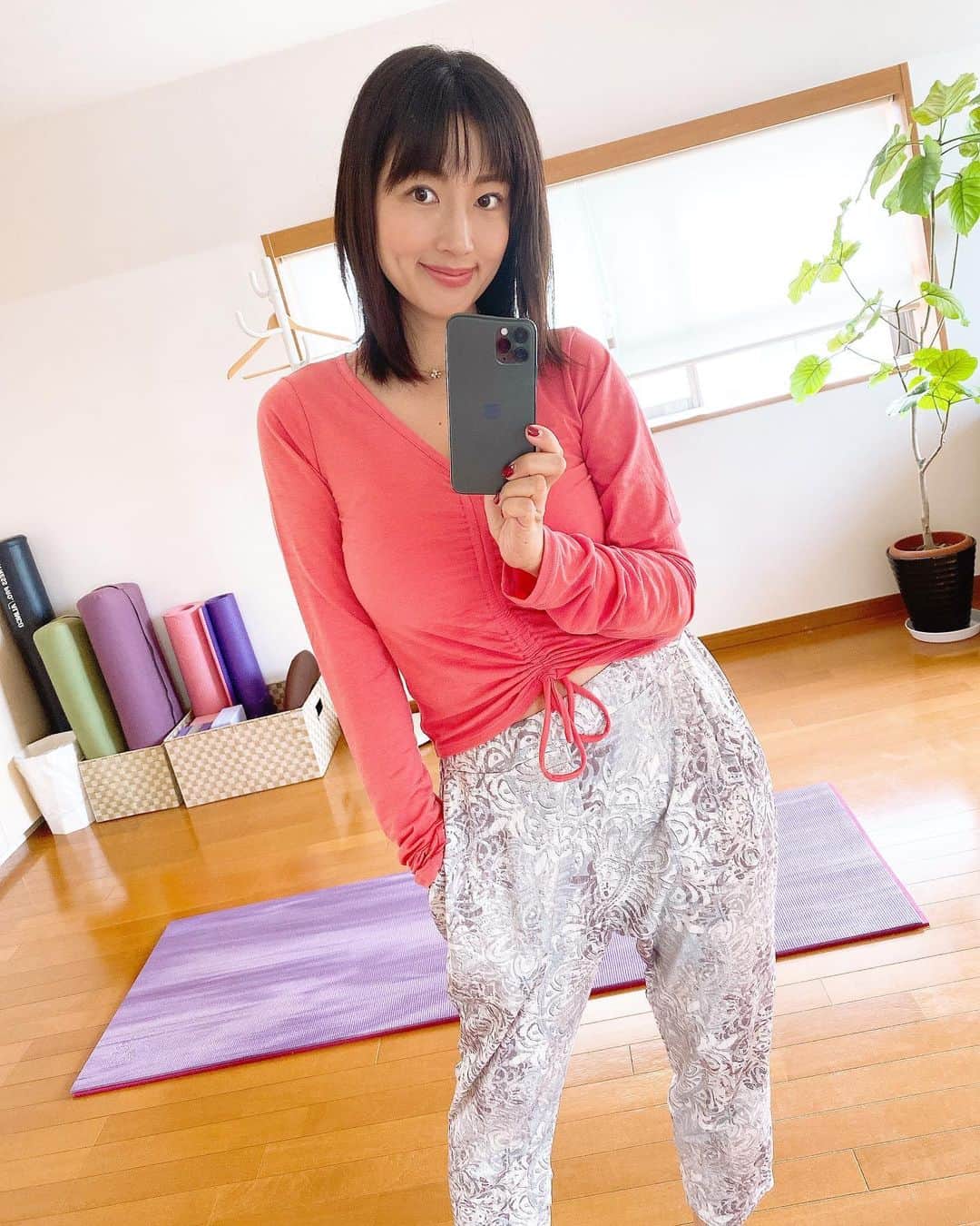 のインスタグラム：「@realstone_crew  のお気に入りヨガウェア❣️ パンツはゆるーく履けるから骨盤周り大きい私にはちょうどいい🌟 このウェアのまま陽子さんとランチ^_^ 子供いるとどんどんカジュアルになってくよー笑 #realstone_crew #realstone #リアルストーン#朝ヨガ#ヨガレッスン#ヨガ#ヨガマット#ヨガインストラクター#ポジティブスターヨガ#着心地#最高#psy#恵比寿ヨガ#恵比寿ランチ#肉バルサルー#最近お気に入りの#ニモ」