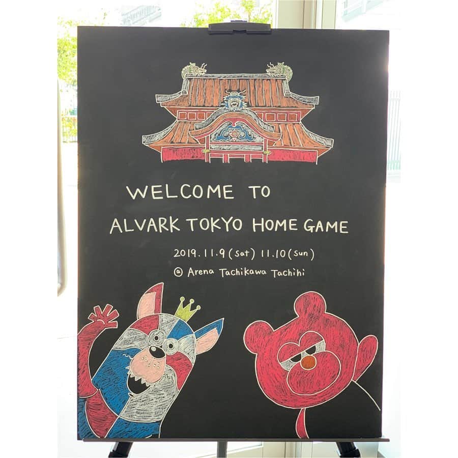 神戸麻衣さんのインスタグラム写真 - (神戸麻衣Instagram)「11/10(日)Bリーグ🏀 アルバルク東京vs琉球ゴールデンキングス . 待ちに待ったキングス戦✊🏀 この日を楽しみに仕事が頑張れました♪ 昨年はキングスの2連勝👑 今年はアルバルクの2連勝でした👏 . やっぱりキングスはフィジカルが強いなー☺︎ アルバルクは、3Pも入ったし、パス回して切り込んでの流れを作るのがうまかったな✨ . またキングスの試合観に行こ〜😊🏀🔥 . #basketball #sports #sportsgirl #bリーグ #jbl #アルバルク東京 #琉球ゴールデンキングス #アリーナ立川立飛 #立川立飛 #バスケットボール #スポーツ #スポーツ観戦 #スポーツ女子 #女バス  #バスケ女子 #basketballgirls #mc #司会 #reporter #リポーター #モデル #神戸麻衣」11月10日 19時45分 - mai_g916